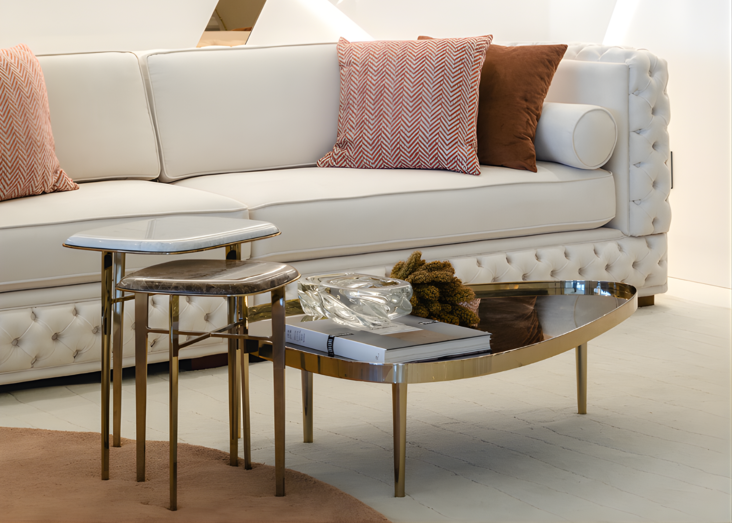 Mesa de centro Havena com tampo em vidro fumê e acabamento impecável, ideal para compor ambientes elegantes e contemporâneos.