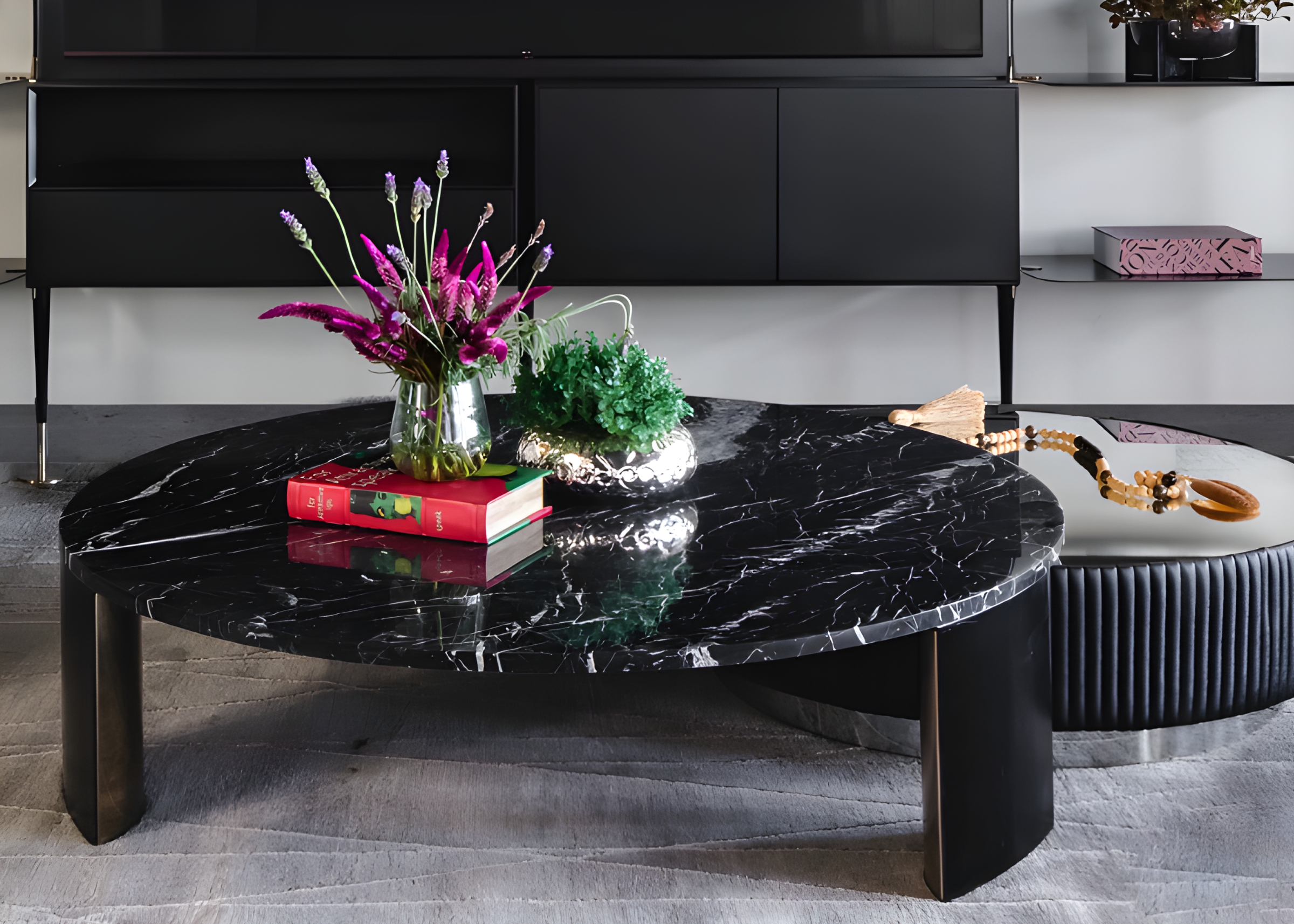 Mesa de centro Imperial com tampo marmorizado e base preta luxuosa, destaque elegante para a sala de estar.