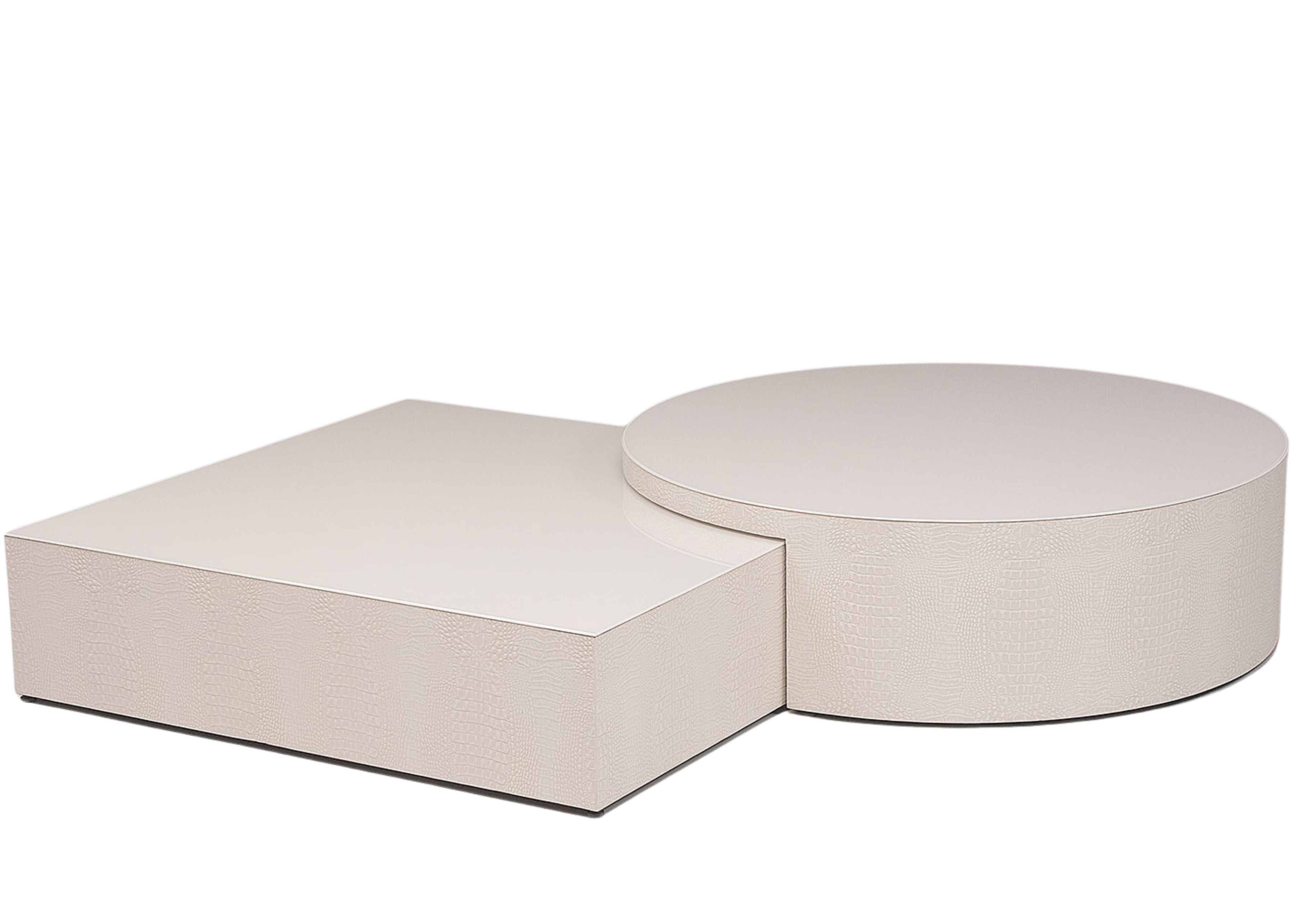 Mesa de centro Ophelia com laterais em recouro off-white e tampo em vidro colorido. Peça contemporânea e sofisticada para salas de estar elegantes.