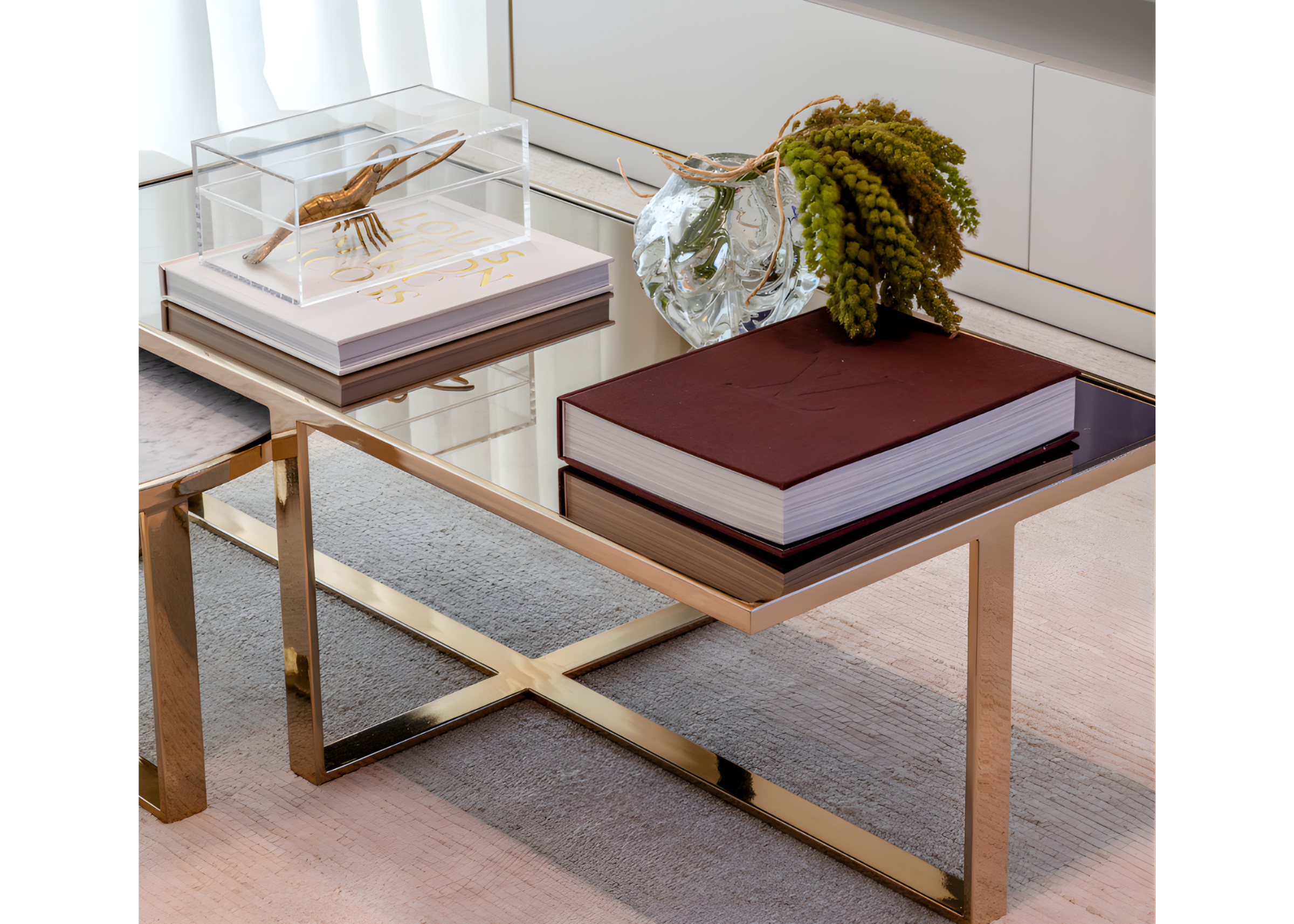 Mesa de centro Lola com detalhes encantadores, estrutura em aço inox e tampo em vidro bronze, perfeita para um toque de sofisticação à sala de estar.