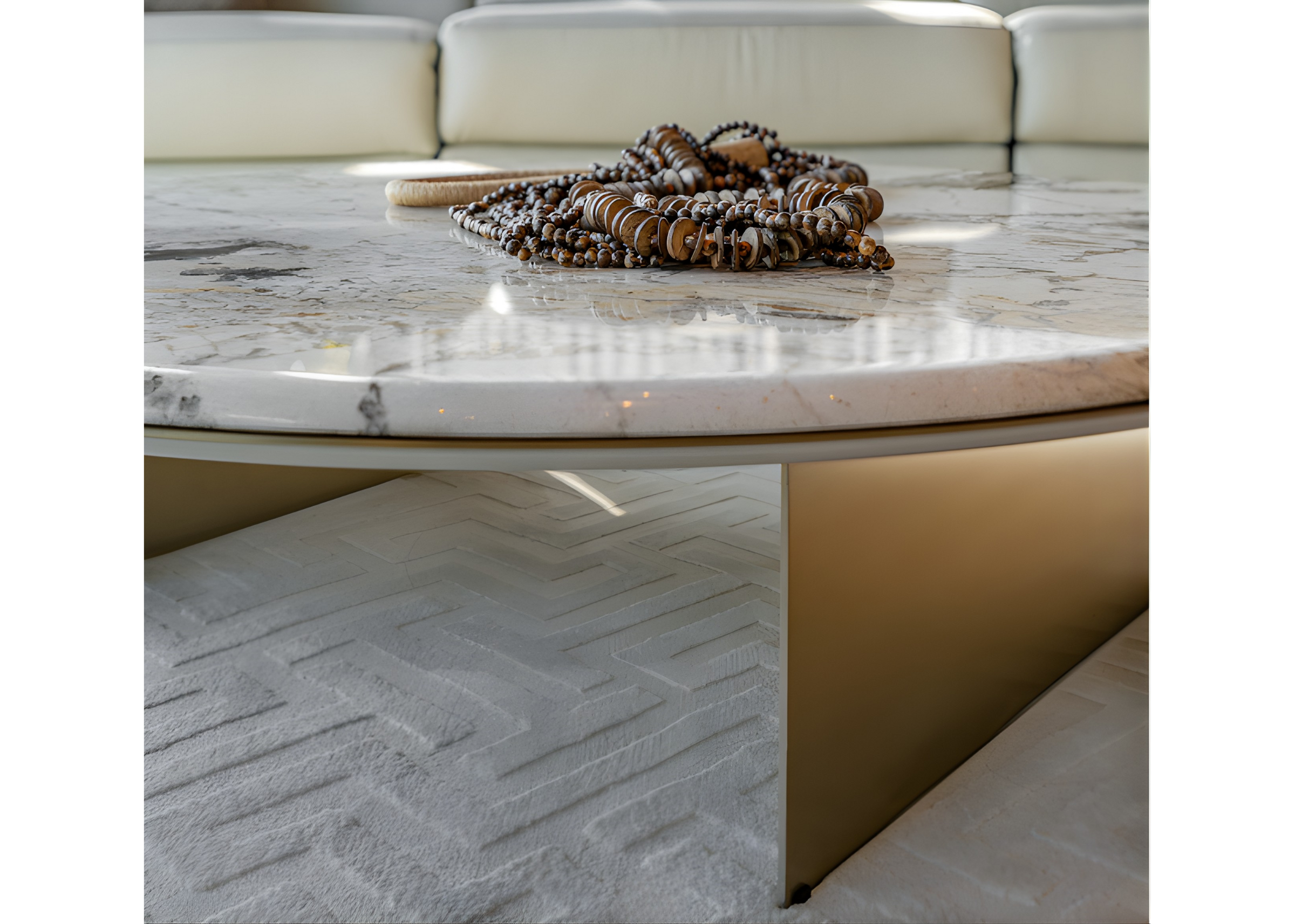 Mesa de centro Luck com detalhes elegantes e base em aço inox. Peça sofisticada que valoriza o ambiente com requinte.