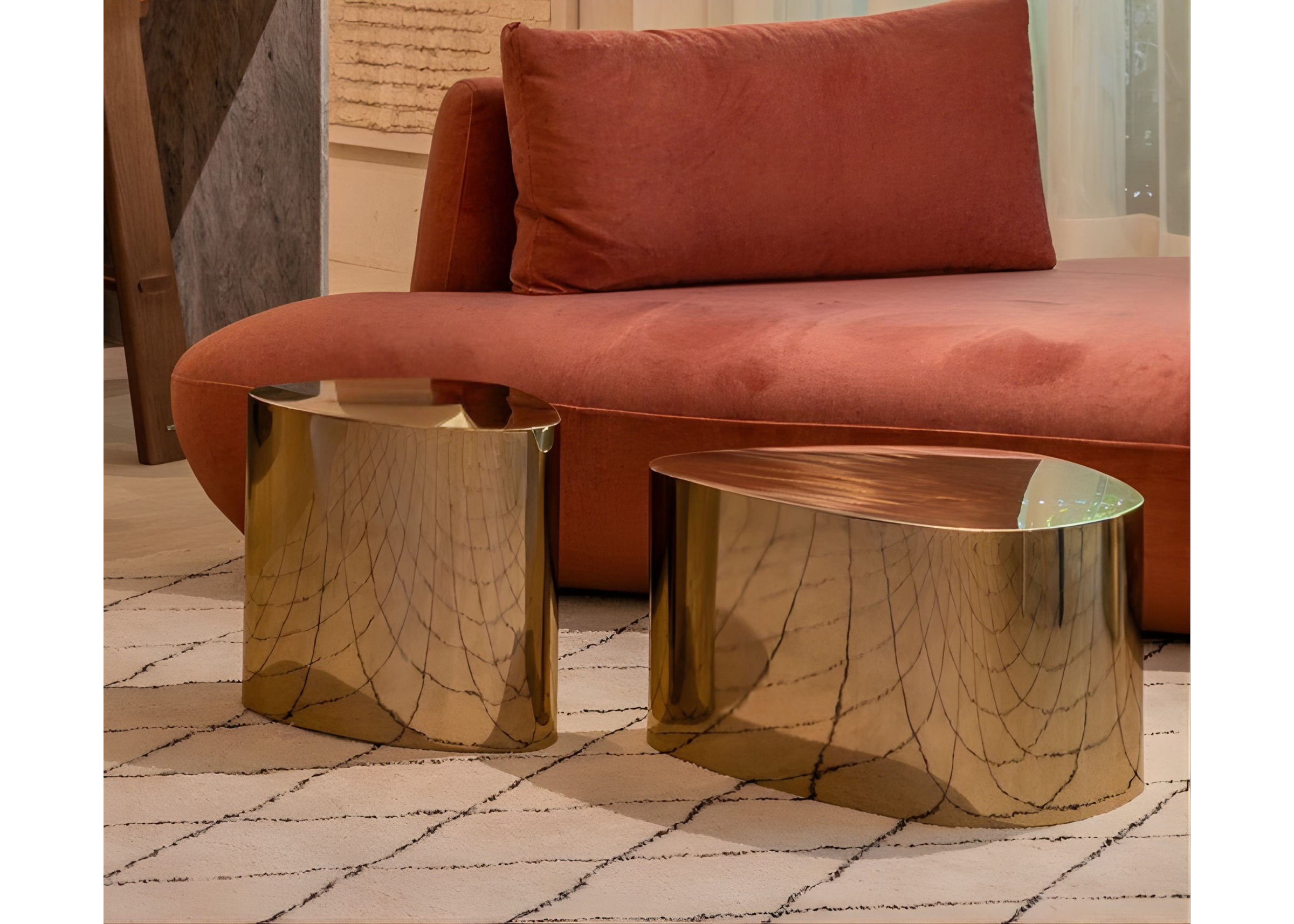 Mesa de centro Maestra, com acabamento em aço inox golden e design luxuoso. Uma peça de alta qualidade que agrega sofisticação e requinte ao ambiente.