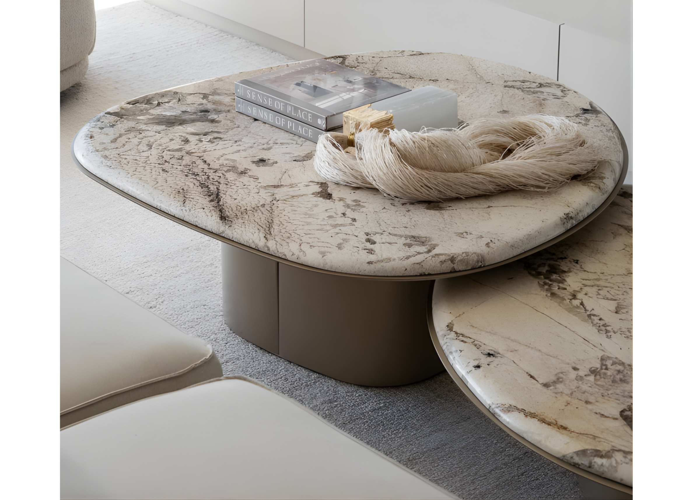 Mesa de centro Majestosa com base sofisticada, perfeita para valorizar o ambiente com elegância, charme e um toque de luxo atemporal.