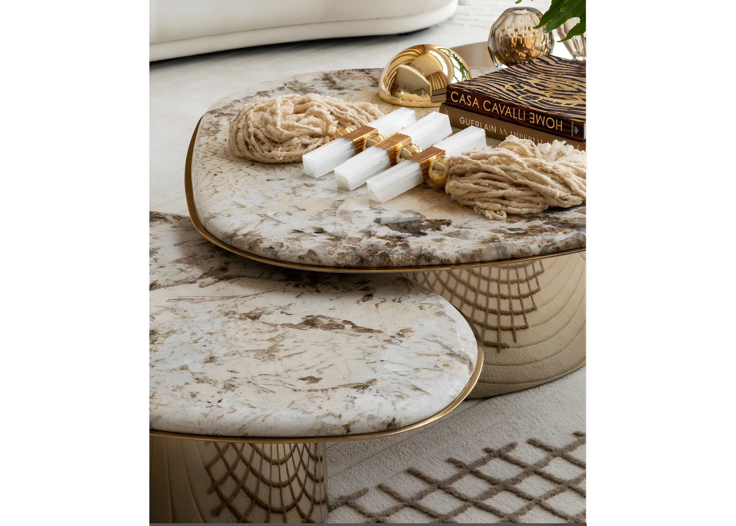 Mesa de centro Majestosa com tampo em mármore Alpinus e detalhes refinados, unindo sofisticação, design exclusivo e elegância para compor ambientes de alto padrão.