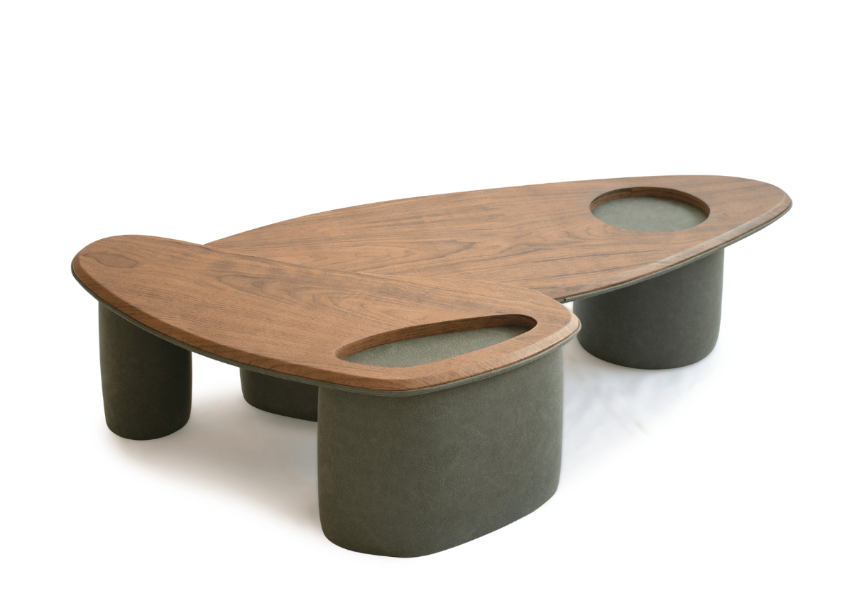 Mesa de centro orgânica modelo Ágata com base em couríssimo verde. Design moderno e sofisticado para ambientes contemporâneos.
