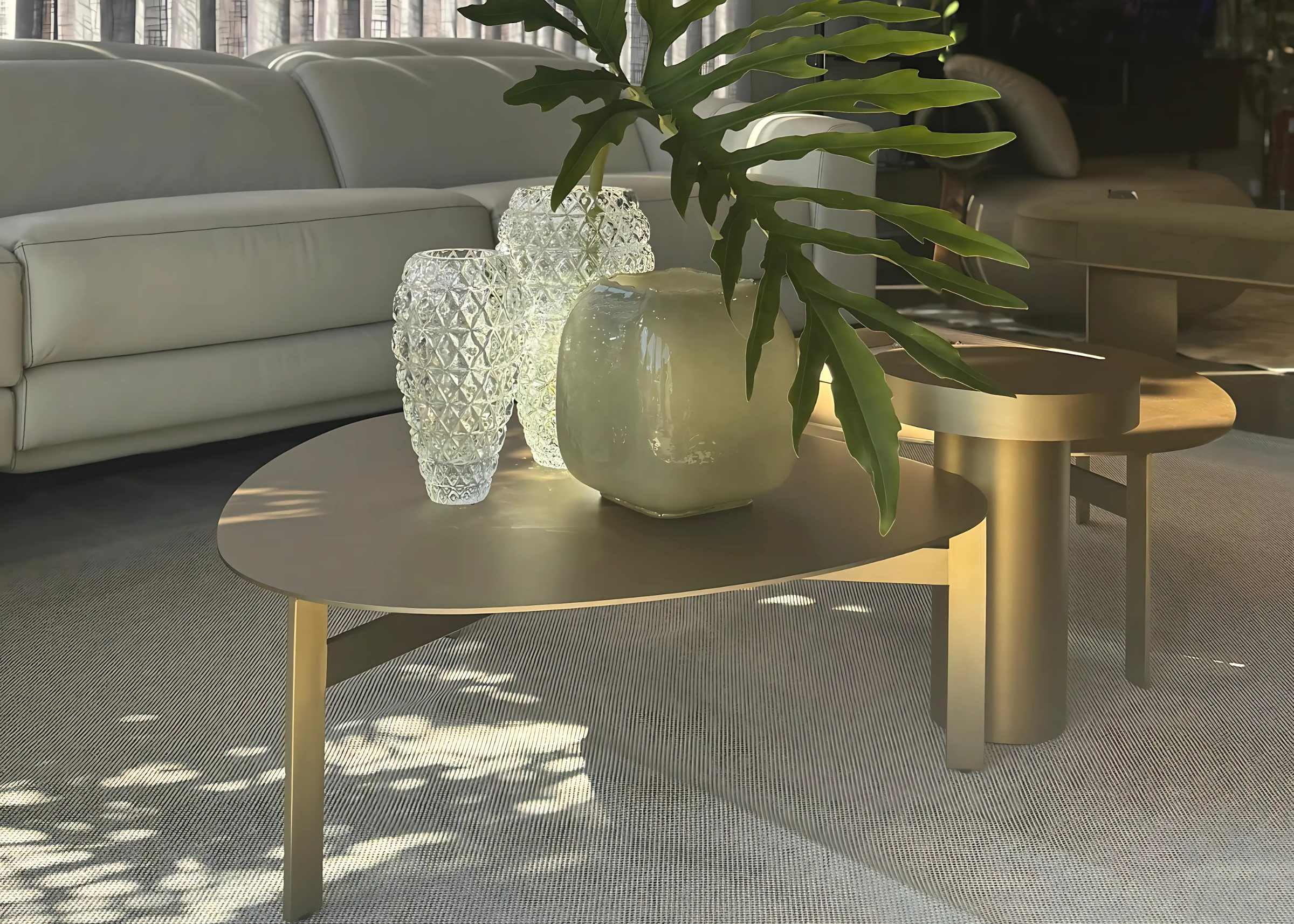 Mesa de centro Infinity orgânica com detalhes sofisticados que valorizam o ambiente com elegância.