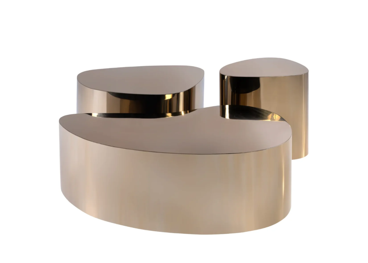 Mesa de centro orgânica Maestra com base em inox dourado, ideal para salas de estar luxuosas. Design exclusivo que une sofisticação, modernidade e funcionalidade, transformando ambientes sofisticados com um toque de glamour.
