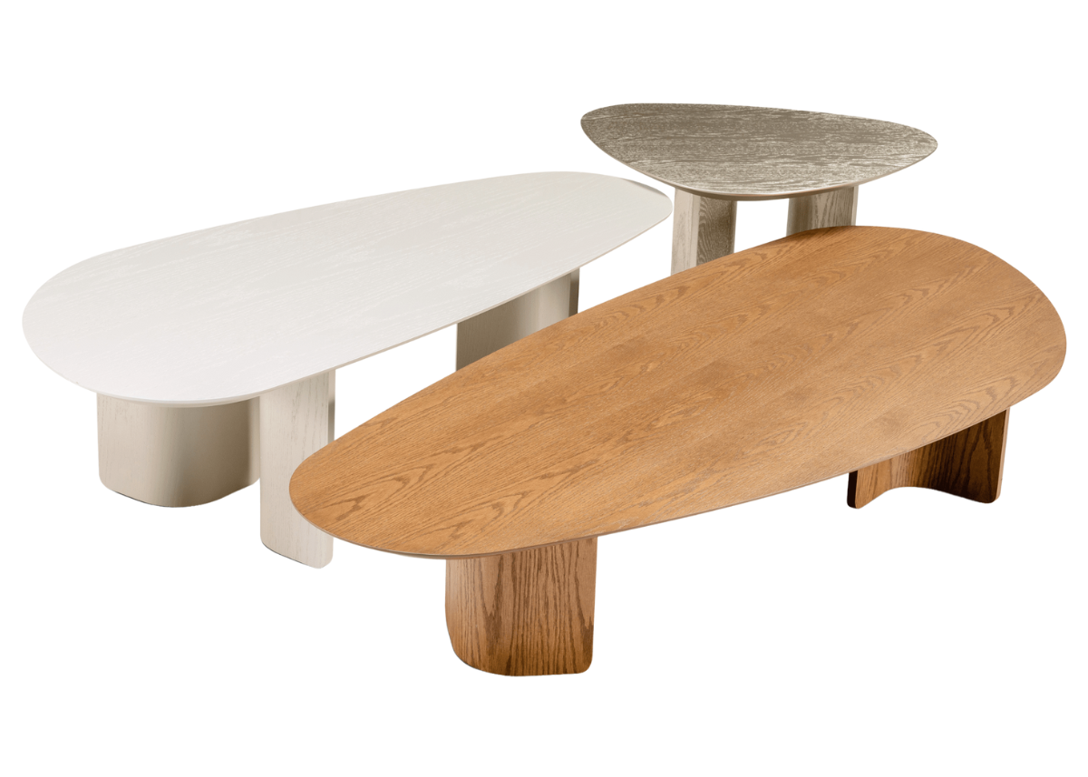 Mesa de centro orgânica em carvalho, ideal para salas de estar contemporâneas. Design fluido e natural que agrega sofisticação, funcionalidade e aconchego ao ambiente.