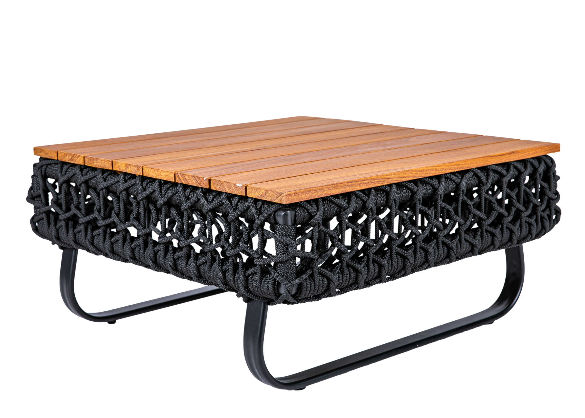 Mesa de centro modelo Terrace, confeccionada em madeira cumaru com estrutura em alumínio pintado e acabamento em corda náutica, perfeita para ambientes externos elegantes.