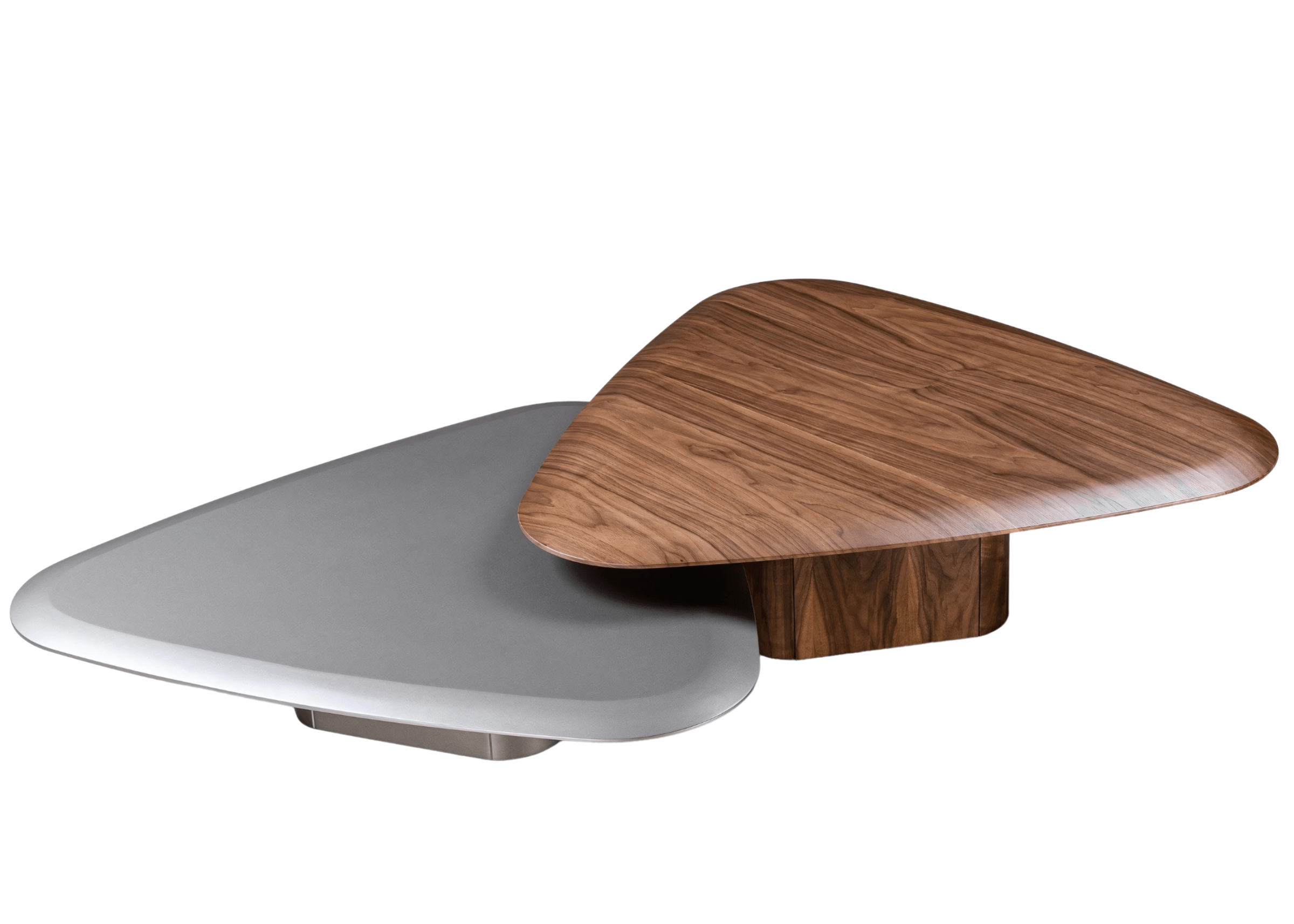 Mesa de centro com tampo triangular, confeccionada em madeira carvalho. Design moderno e funcional, ideal para ambientes contemporâneos, apresentada sobre fundo neutro.