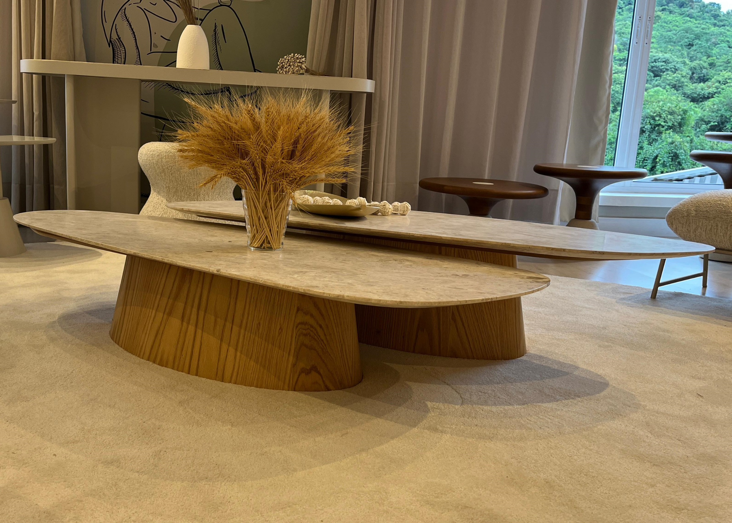 Sala moderna decorada com a elegante Mesa Carmen em destaque