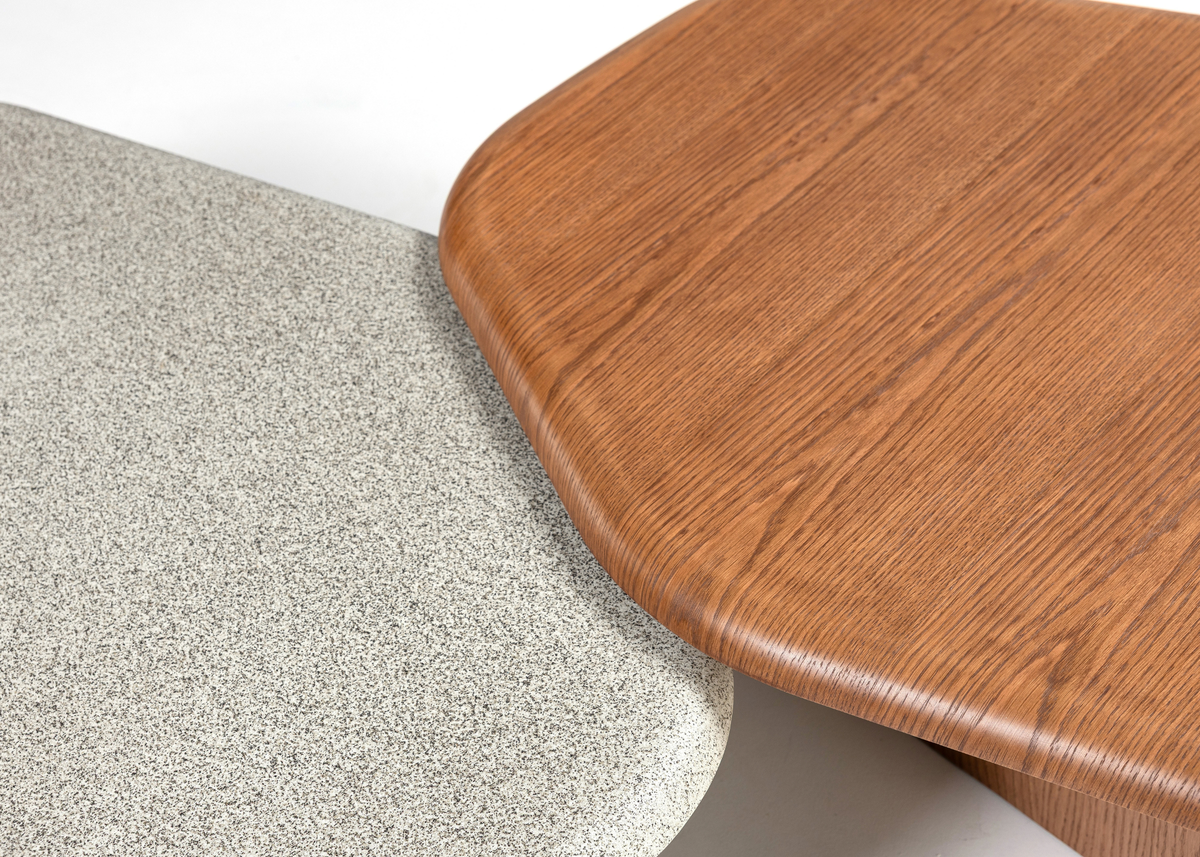 Mesa de Centro Cora em Micro Stone com tampo de formato orgânico e base integrada, ideal para ambientes modernos e sofisticados