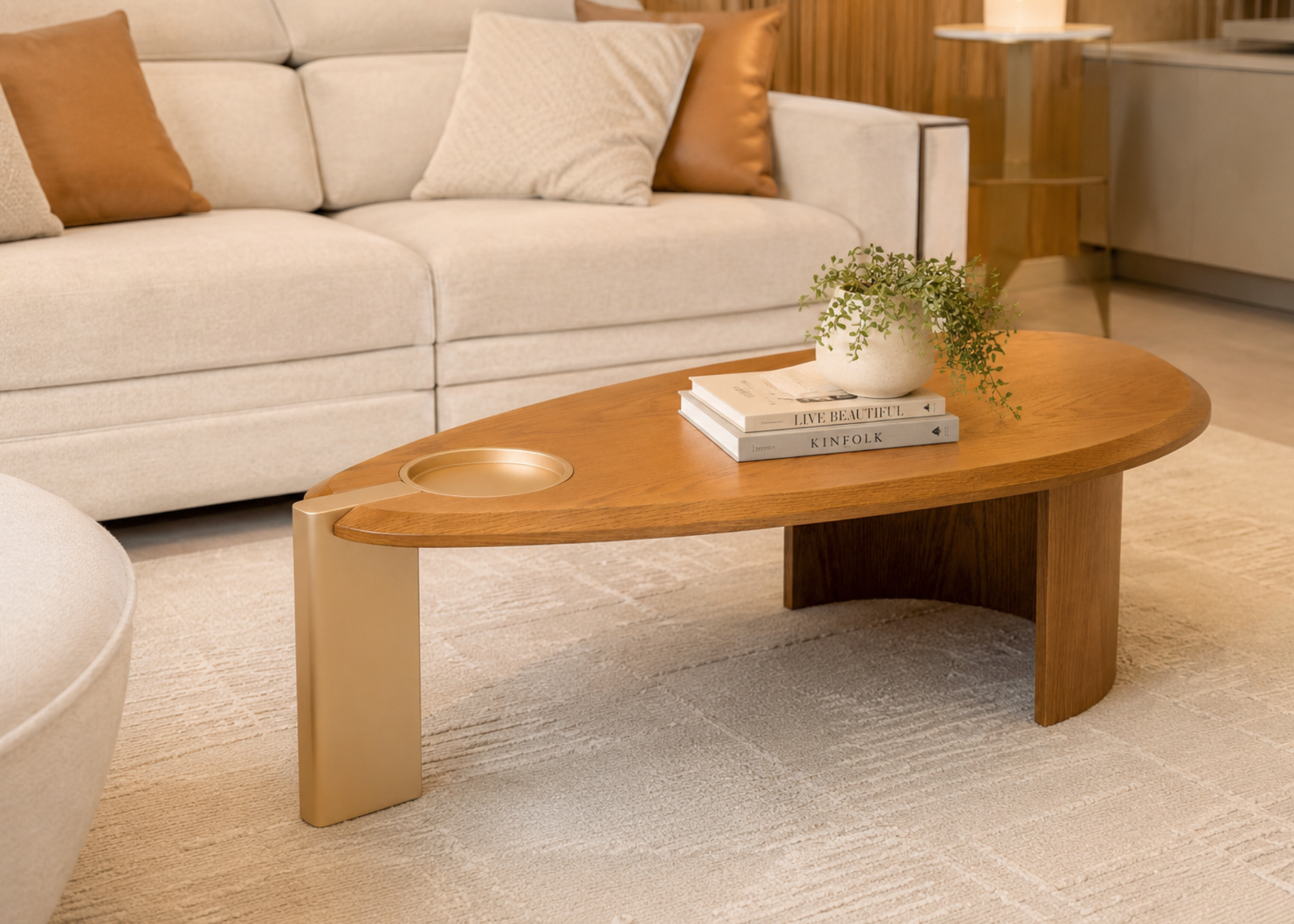 Mesa de centro Divine em sala sofisticada, apresentando design elegante e contemporâneo, ideal para compor ambientes aconchegantes, modernos e refinados.