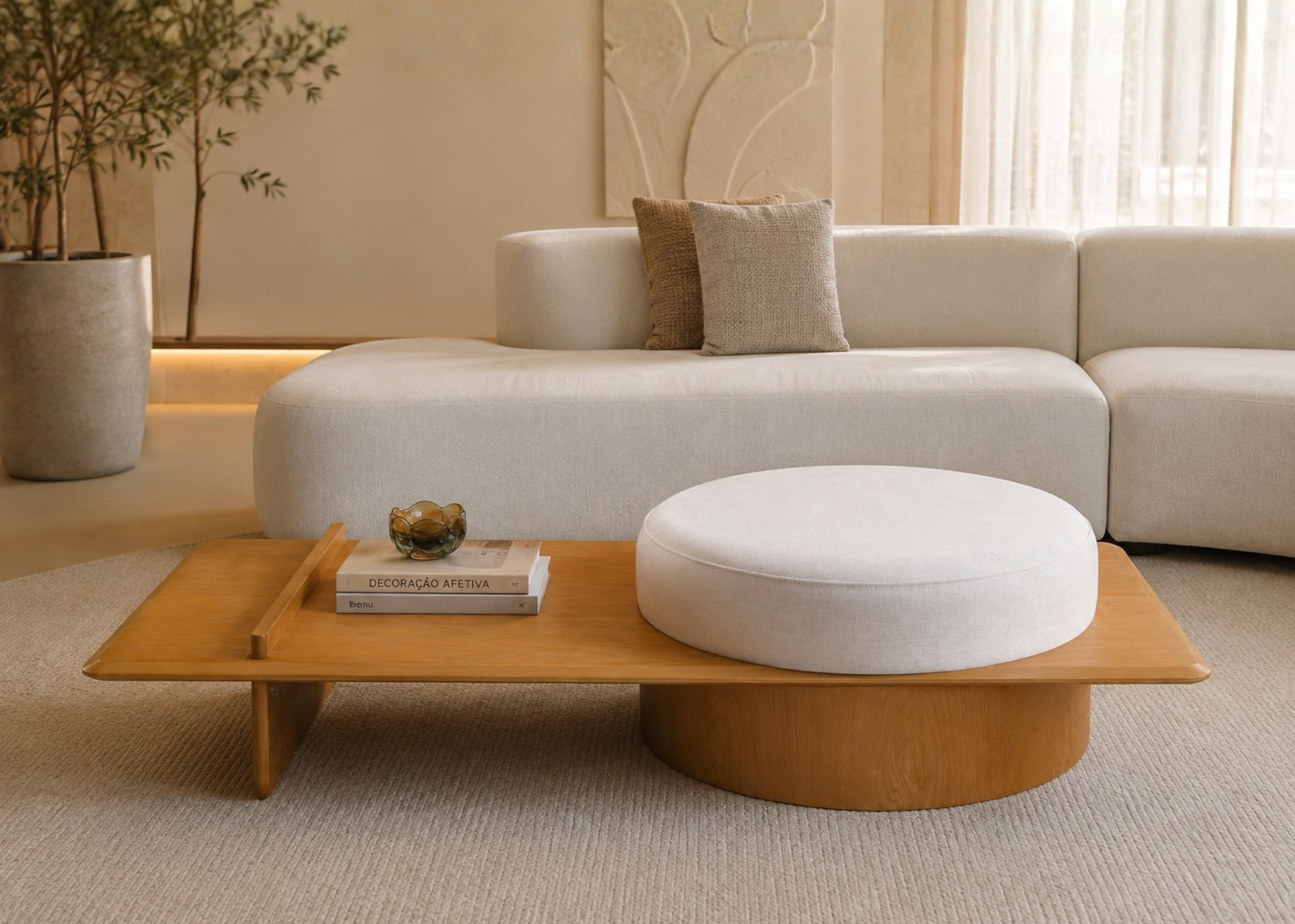 Mesa de centro Meline em sala moderna e sofisticada, apresentando design elegante e contemporâneo, ideal para compor ambientes refinados e acolhedores.