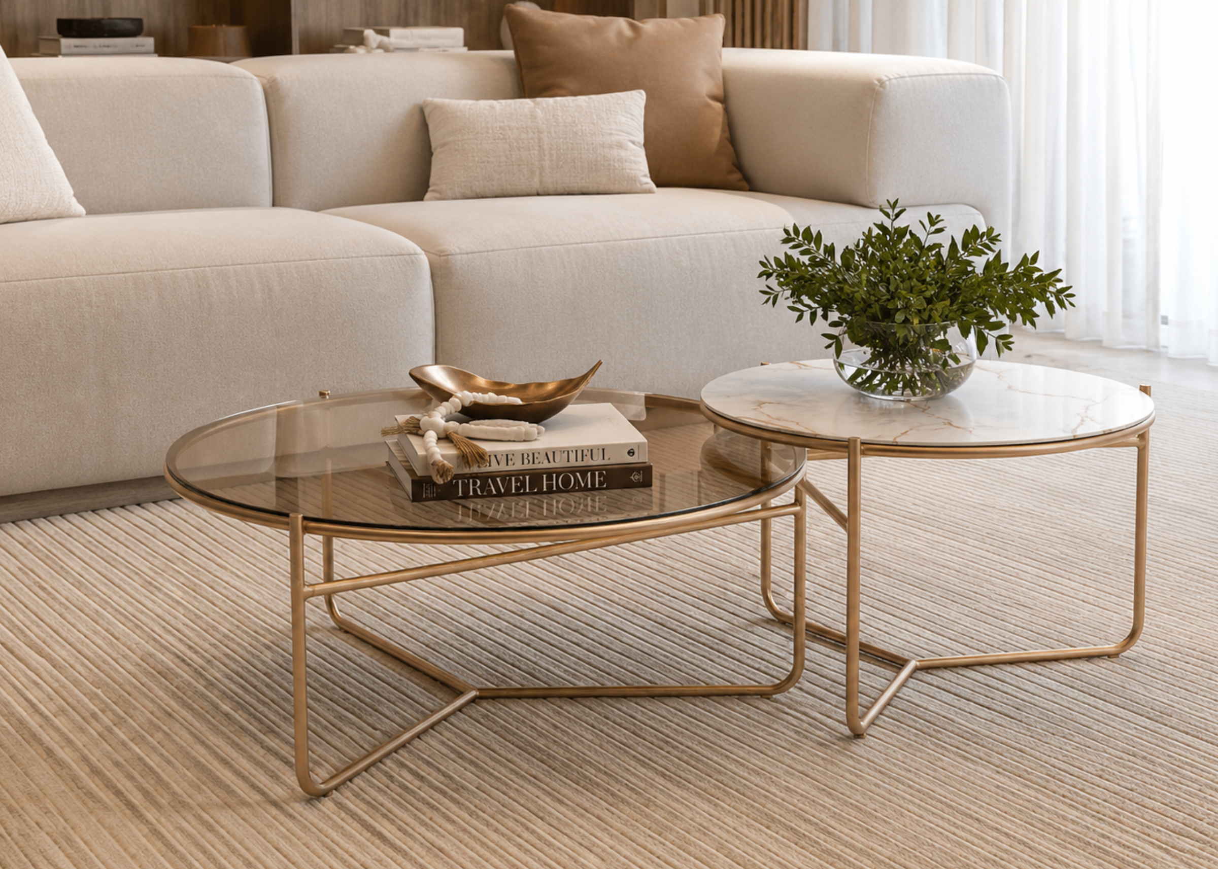 Mesa de centro Muriel em sala moderna e elegante, apresentando design sofisticado e contemporâneo, ideal para compor ambientes refinados.