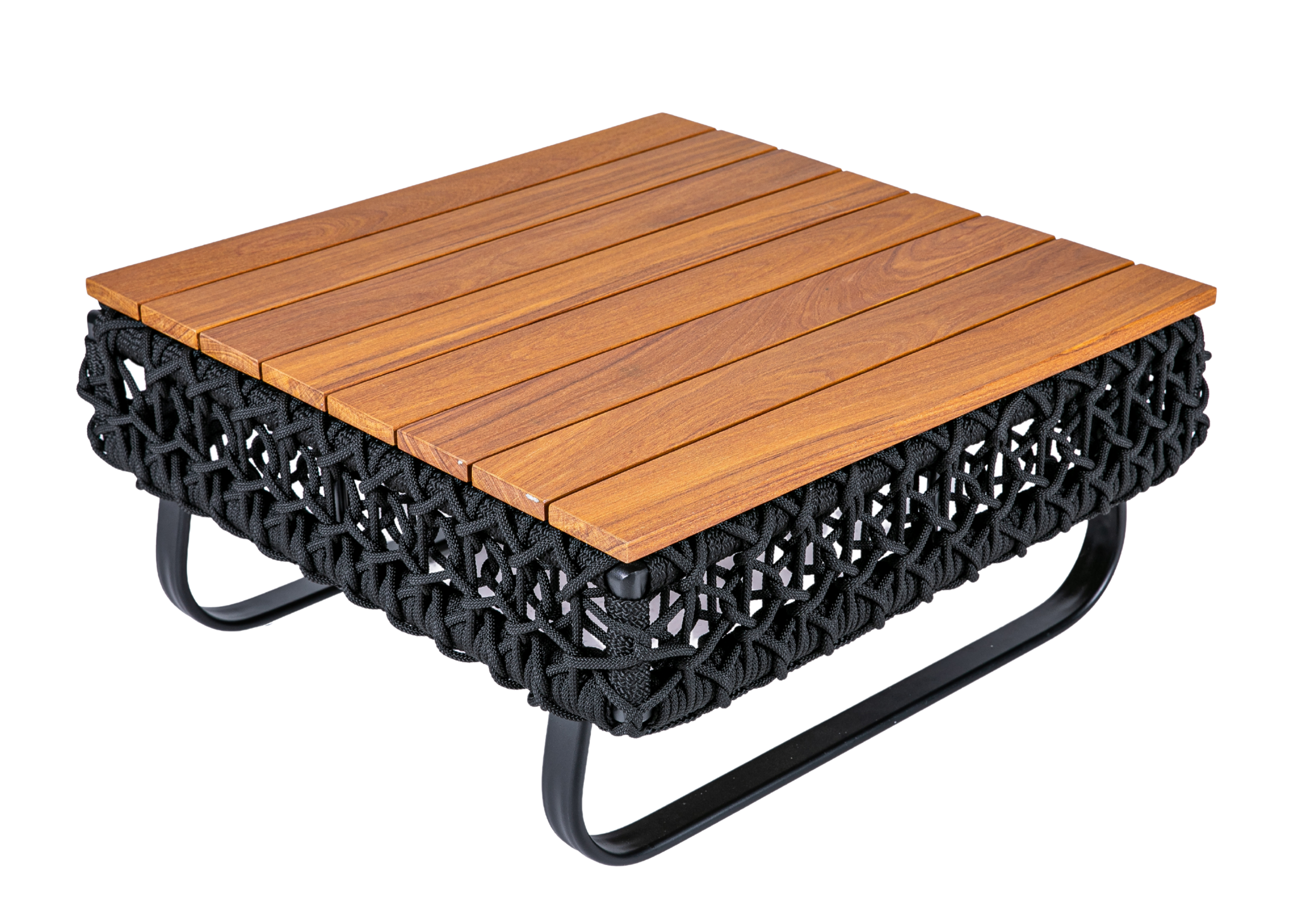 Mesa de centro Terrace com design moderno, tampo em madeira cumaru e base revestida em corda náutica, indicada para composições externas contemporâneas.