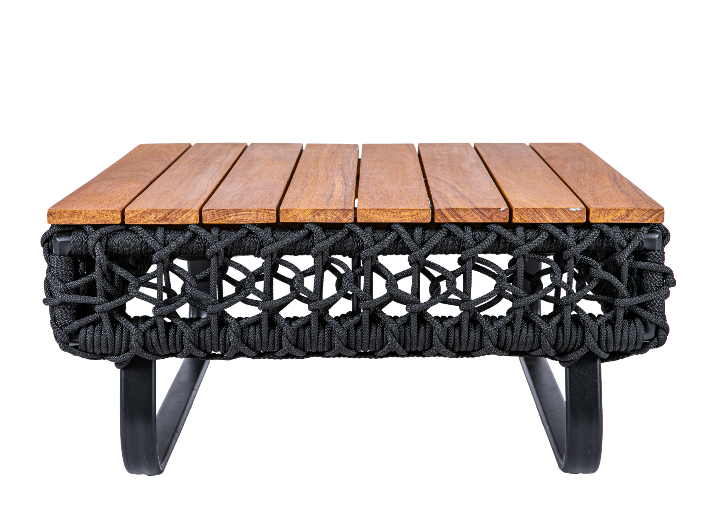 Mesa de centro Terrace, com tampo em madeira cumaru, base em alumínio e revestimento em corda náutica, ideal para áreas externas sofisticadas e funcionais.