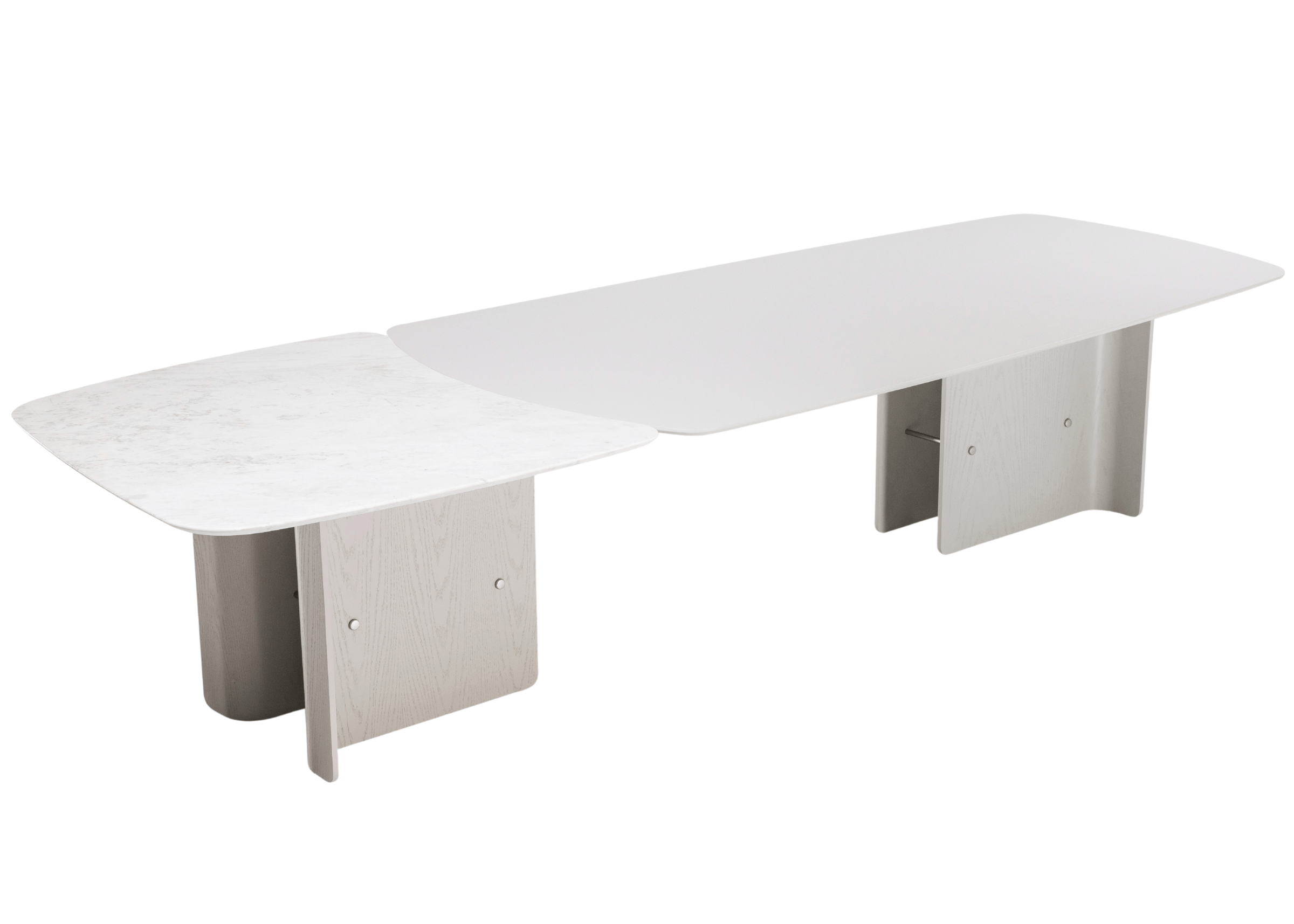 Mesa de Jantar Áurea com design contemporâneo e acabamento refinado, vista lateral da base em lâmina de madeira com detalhe metalizado