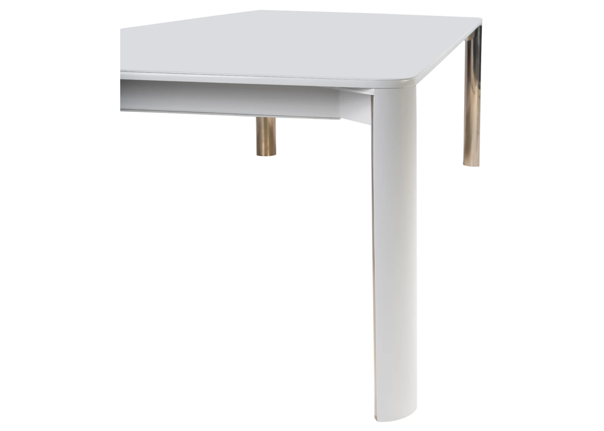 Mesa de jantar Channel com detalhes em aço inox golden, apresentando design magnífico, elegante e sofisticado, ideal para compor ambientes modernos e refinados.