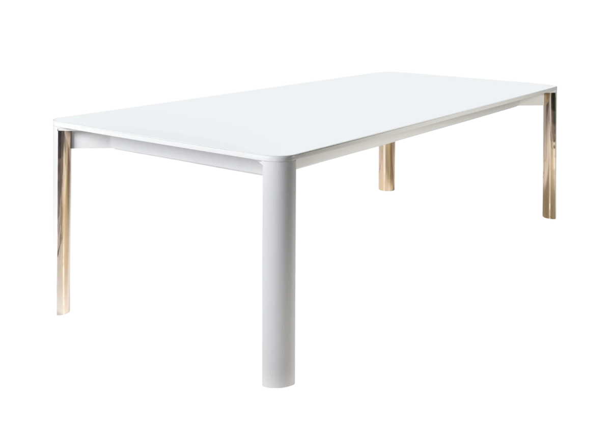 Mesa de jantar Channel com tampo e base brancos, detalhe em aço inox golden, apresentando design elegante e sofisticado, ideal para ambientes modernos e refinados.