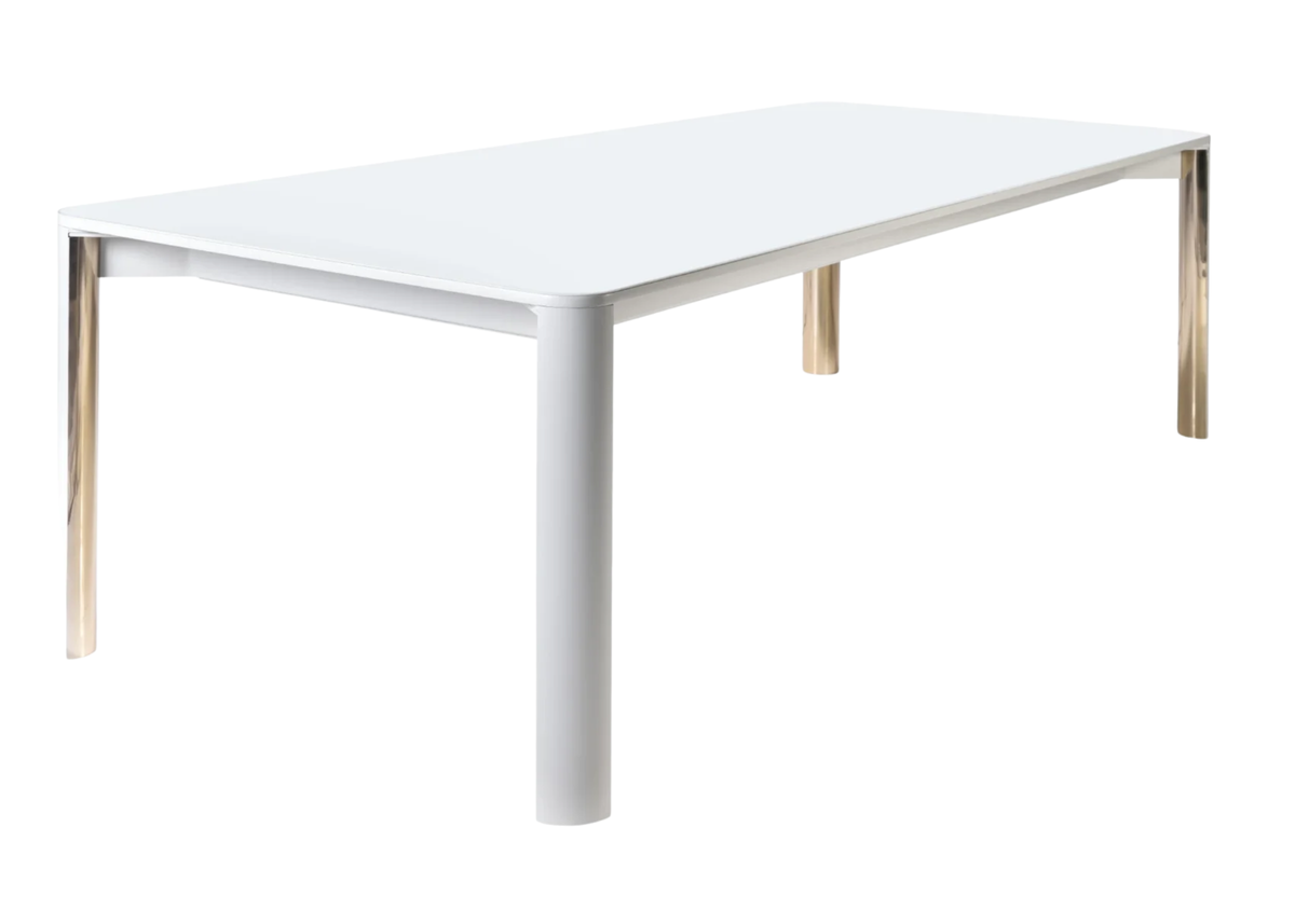 Mesa de jantar Channel com tampo e base brancos, detalhe em aço inox golden, apresentando design elegante e sofisticado, ideal para ambientes modernos e refinados.