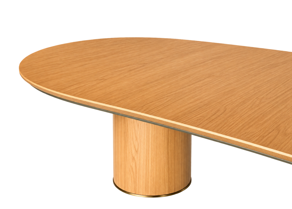 Mesa de Jantar Lizzie com tampo alongado de linhas curvas e bases cilíndricas, combinando madeira e aço inox
