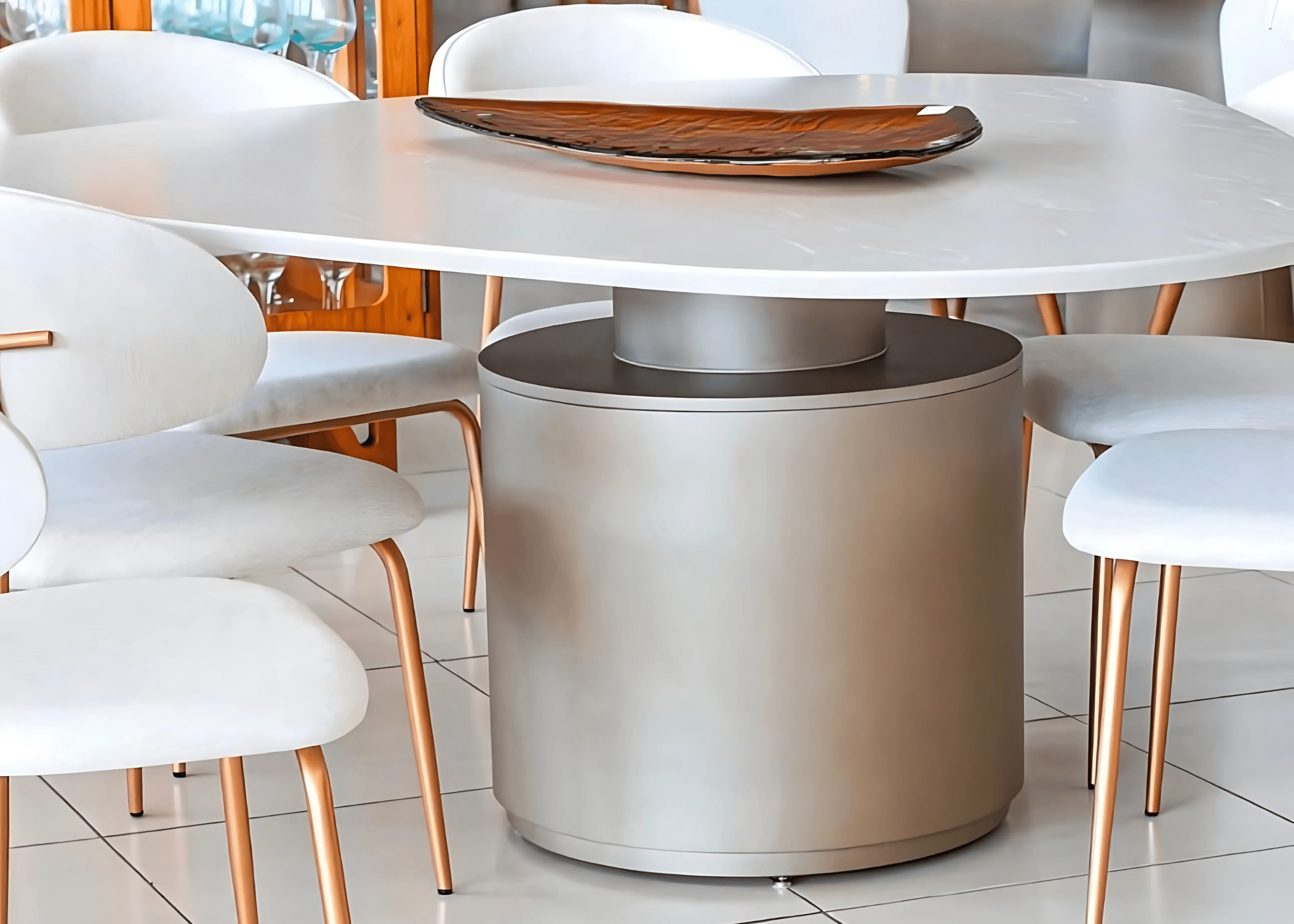 Mesa de jantar Elite com base cilíndrica laqueada e tampo em lâmina de madeira, ambientada em cenário elegante. Móvel de design refinado para salas de jantar contemporâneas.
