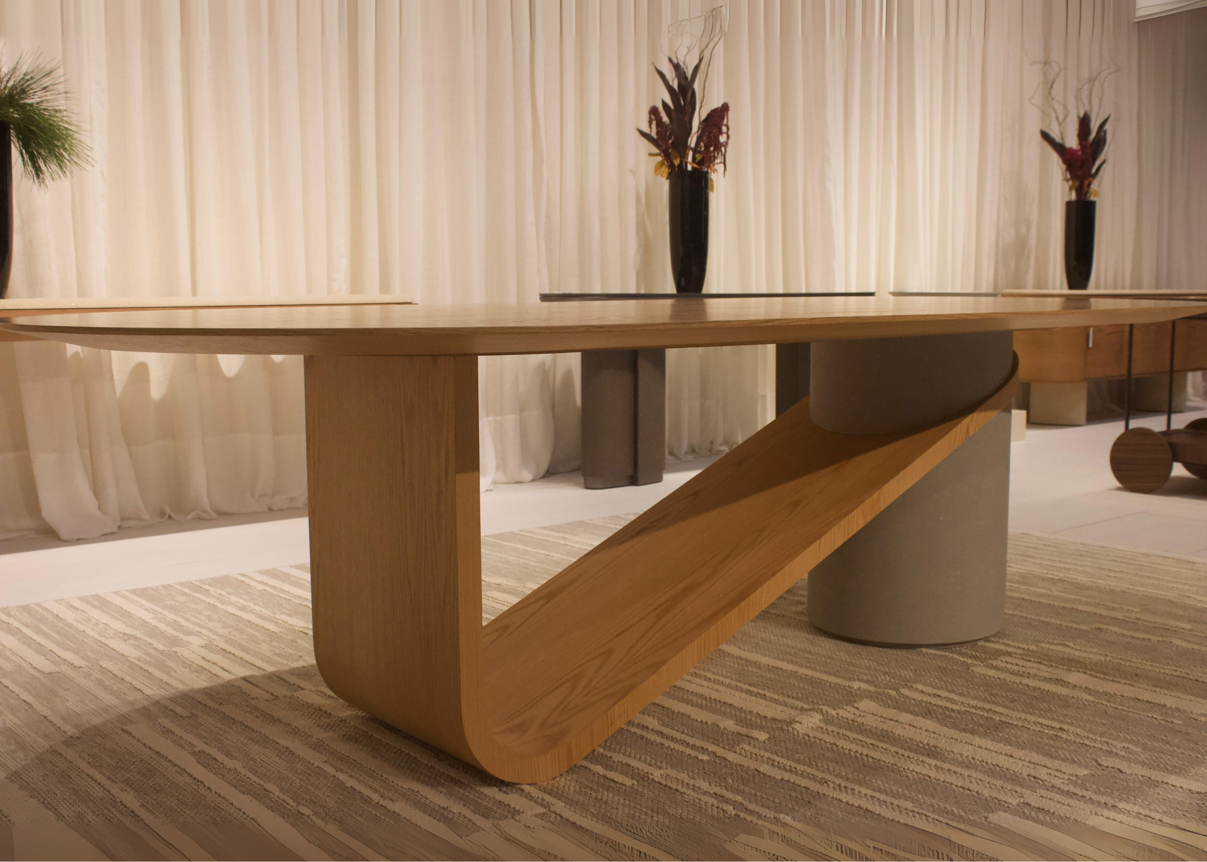 Mesa de jantar modelo Positanno com base cilíndrica em madeira Sabi com acabamento off-white e tampo em carvalho mel. Design refinado e contemporâneo, ideal para salas de jantar sofisticadas, apresentada sobre fundo neutro.