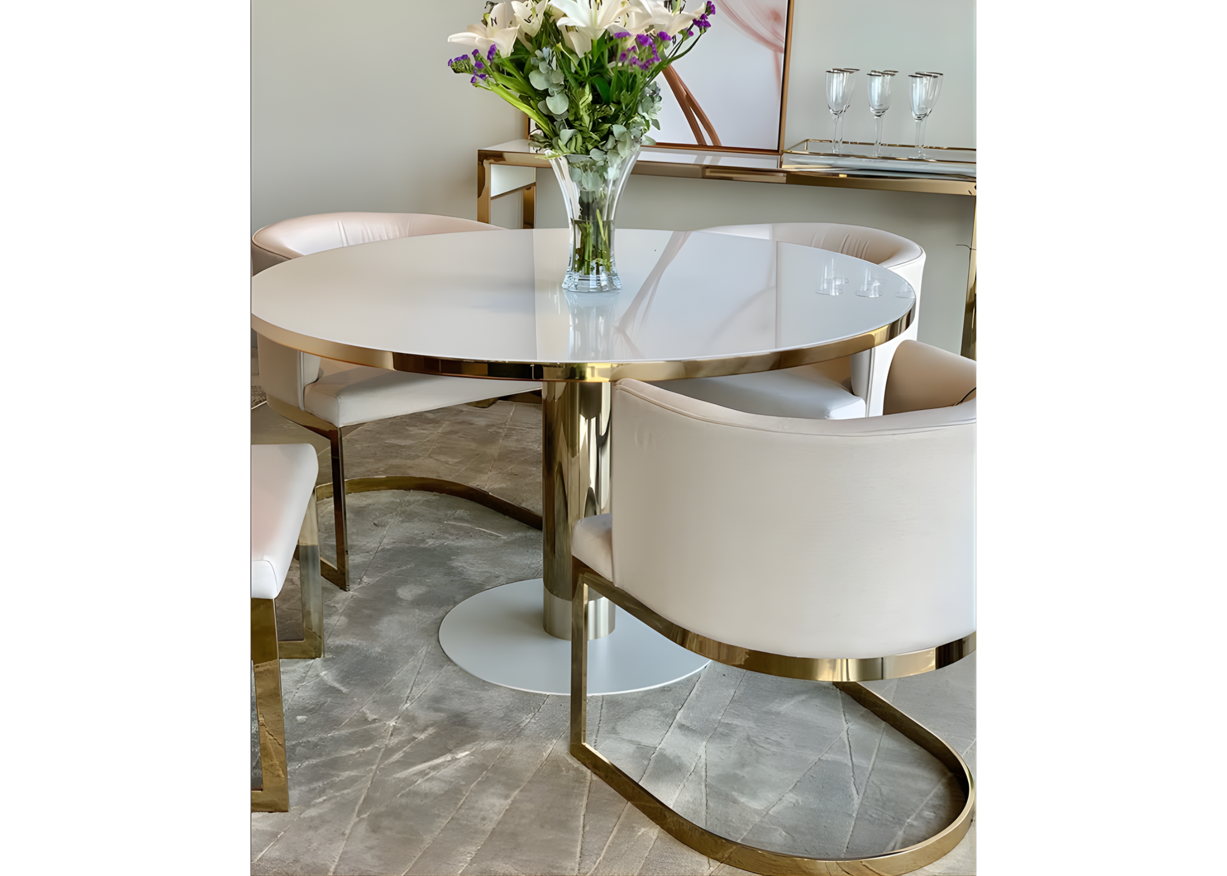 Mesa de jantar Calla com tampo branco e acabamento em aço inox dourado. Peça elegante que valoriza ambientes sofisticados.