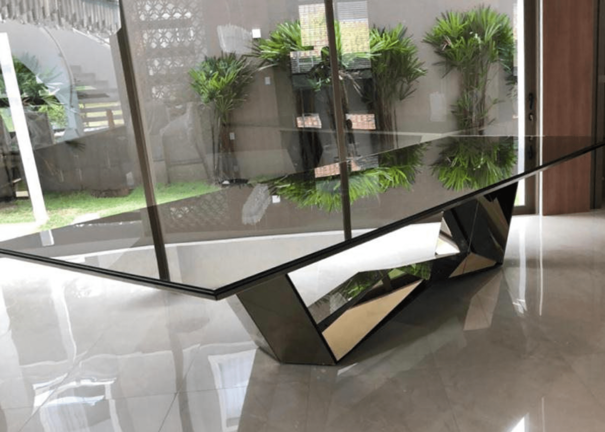 Mesa de jantar Ophelia espelhada, ideal para ambientes sofisticados, unindo elegância e design refinado.