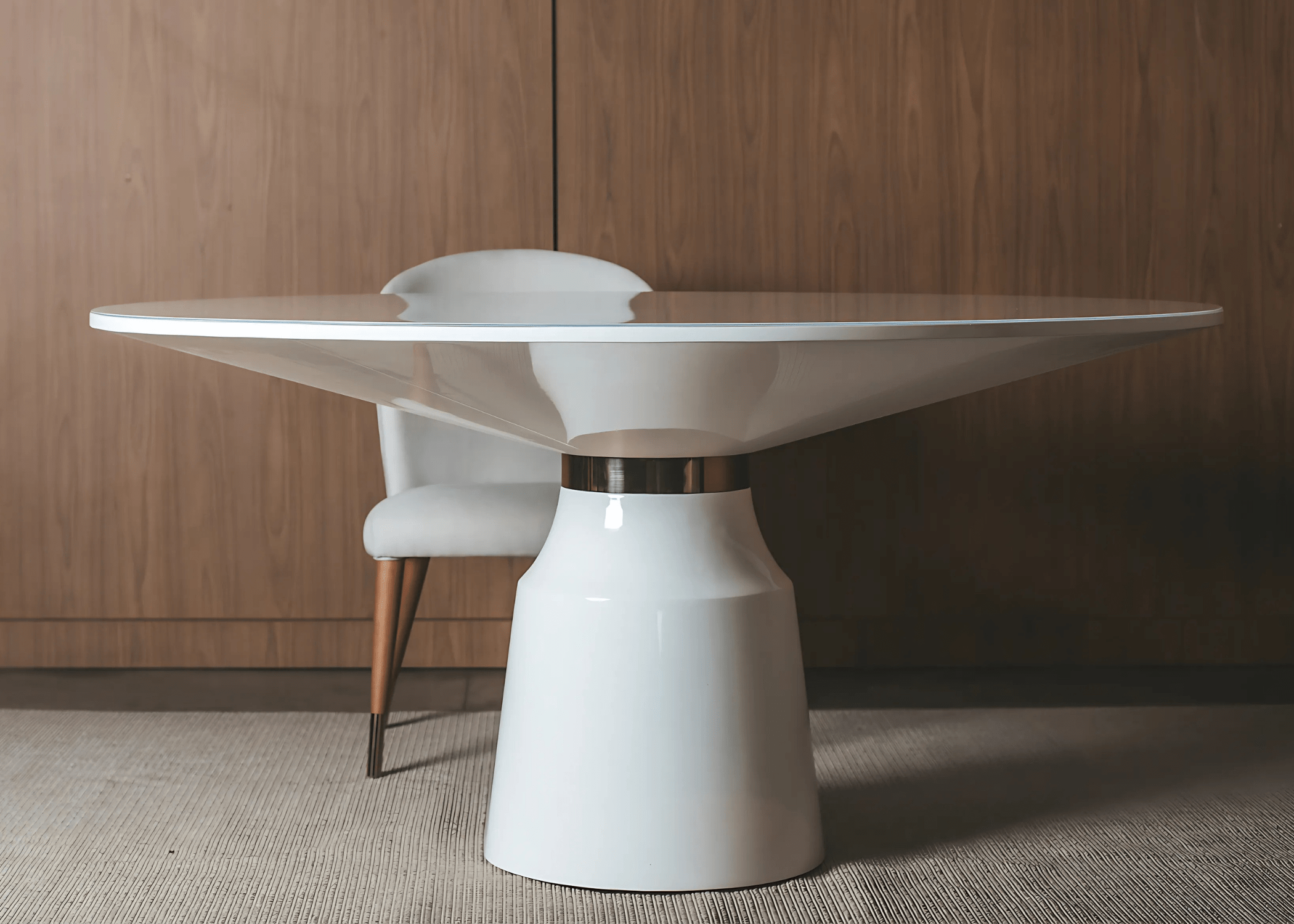 Mesa de jantar redonda Martim com base branca e detalhe metálico inox em ambiente contemporâneo.