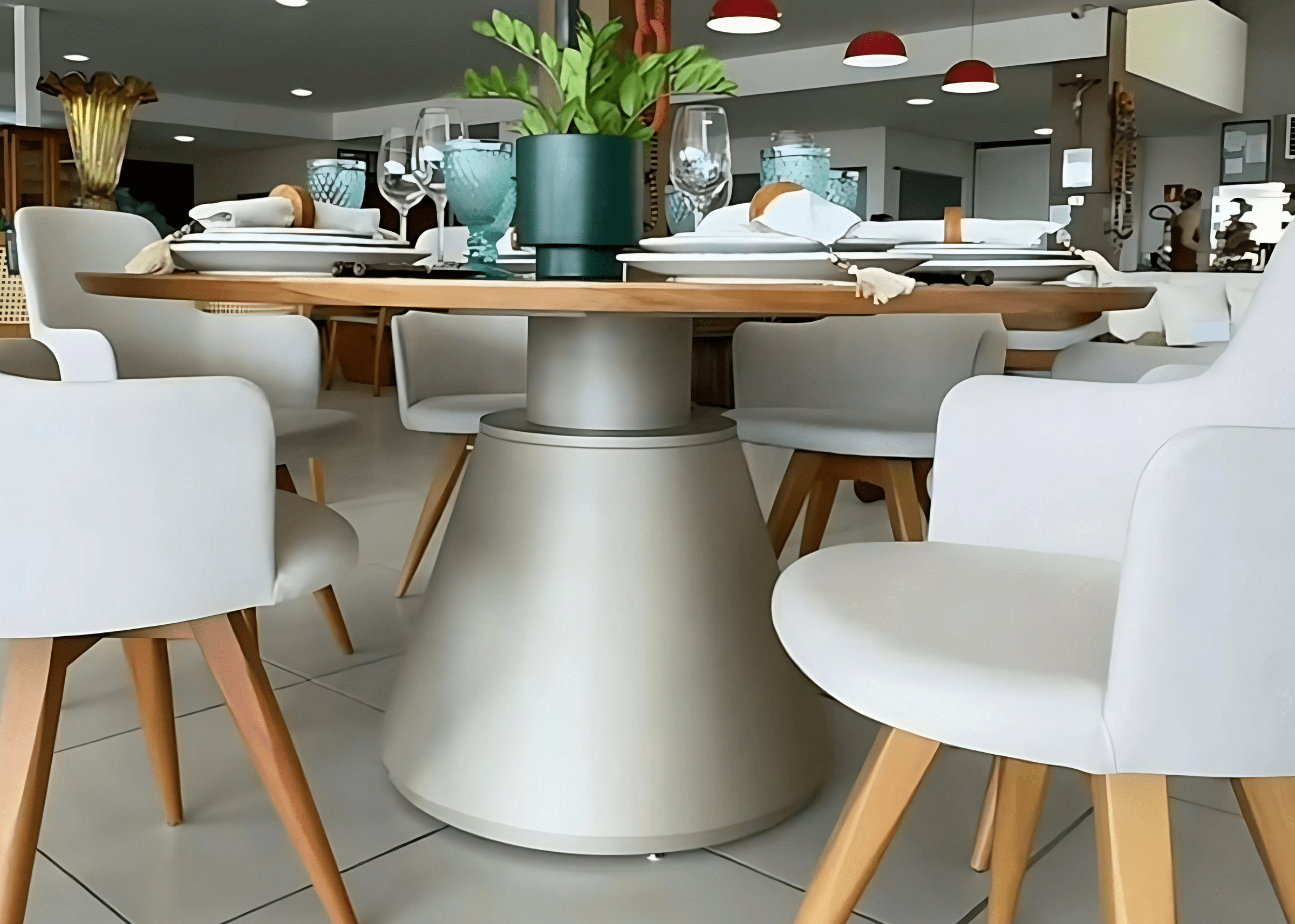 Mesa de jantar redonda Lancer com tampo em lâmina de madeira cinamomo e base em laca cinza, ambientada. Móvel elegante para salas de jantar modernas.

