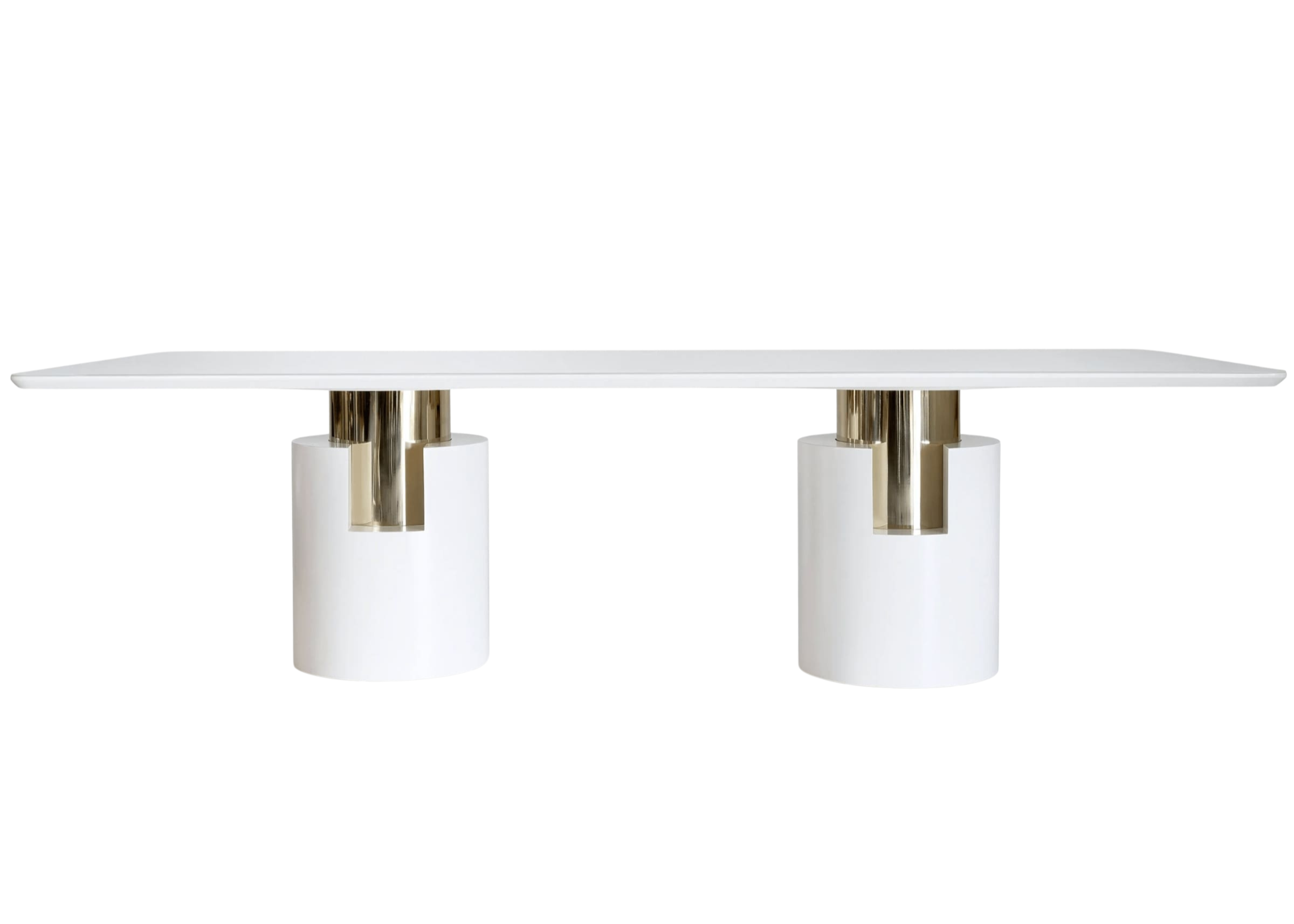 Mesa de jantar em laca branca com detalhe em inox dourado, design sofisticado e elegante, perfeita para espaços contemporâneos.
