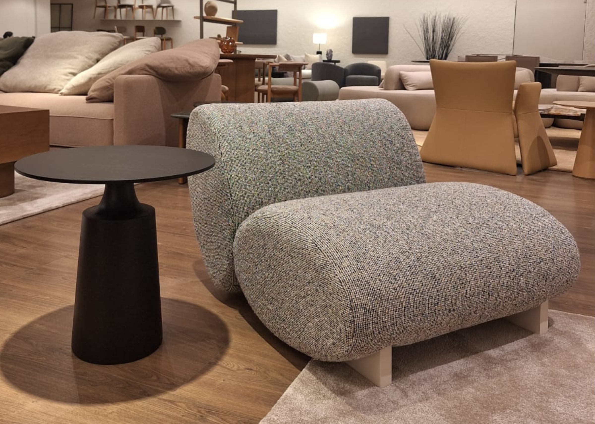 Mesa lateral Heline, ideal para ambientes sofisticados, com acabamento impecável e elegante.