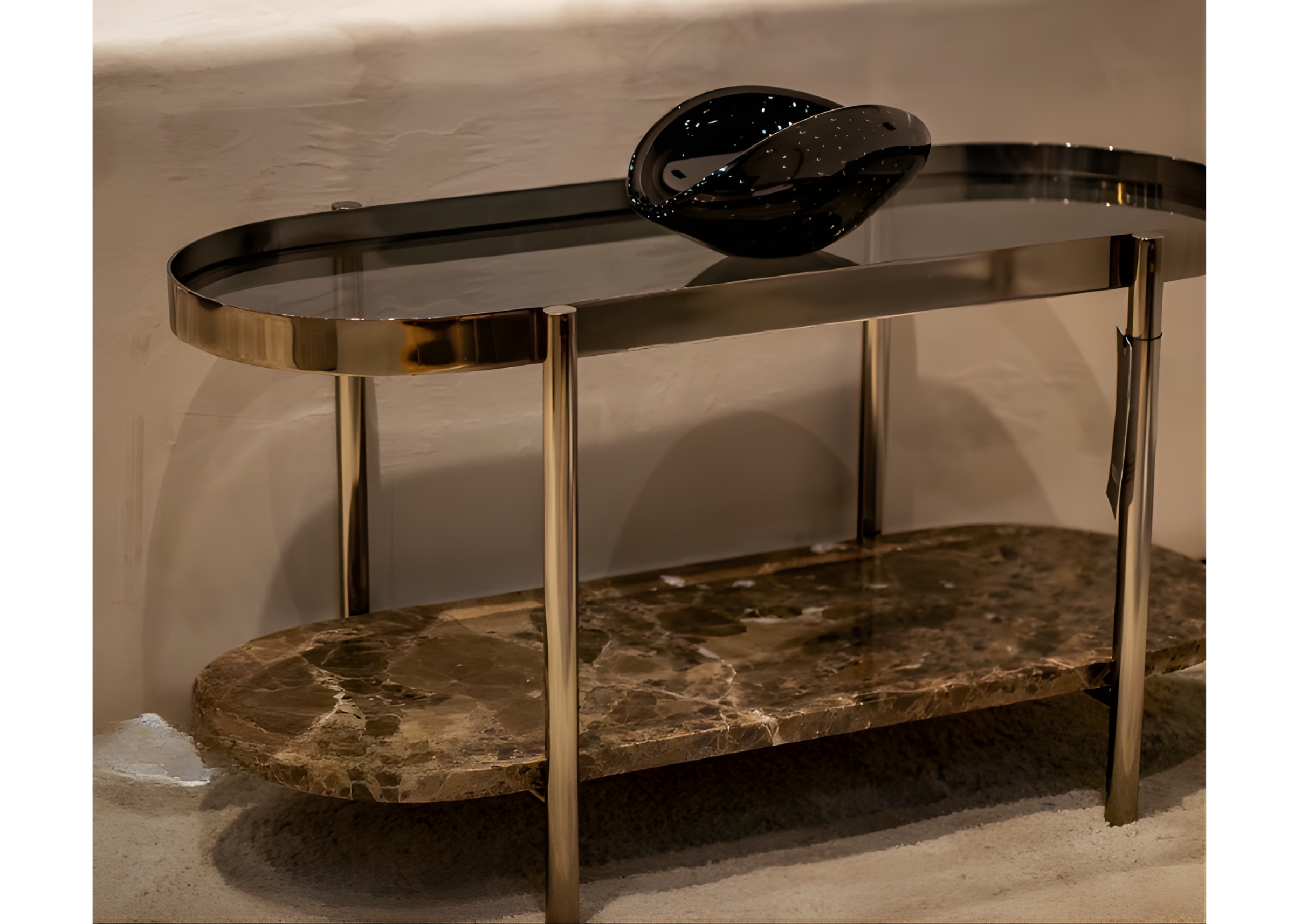 Mesa lateral Calla com acabamento elegante e base em aço inox dourado, ideal para compor ambientes sofisticados e cheios de estilo.