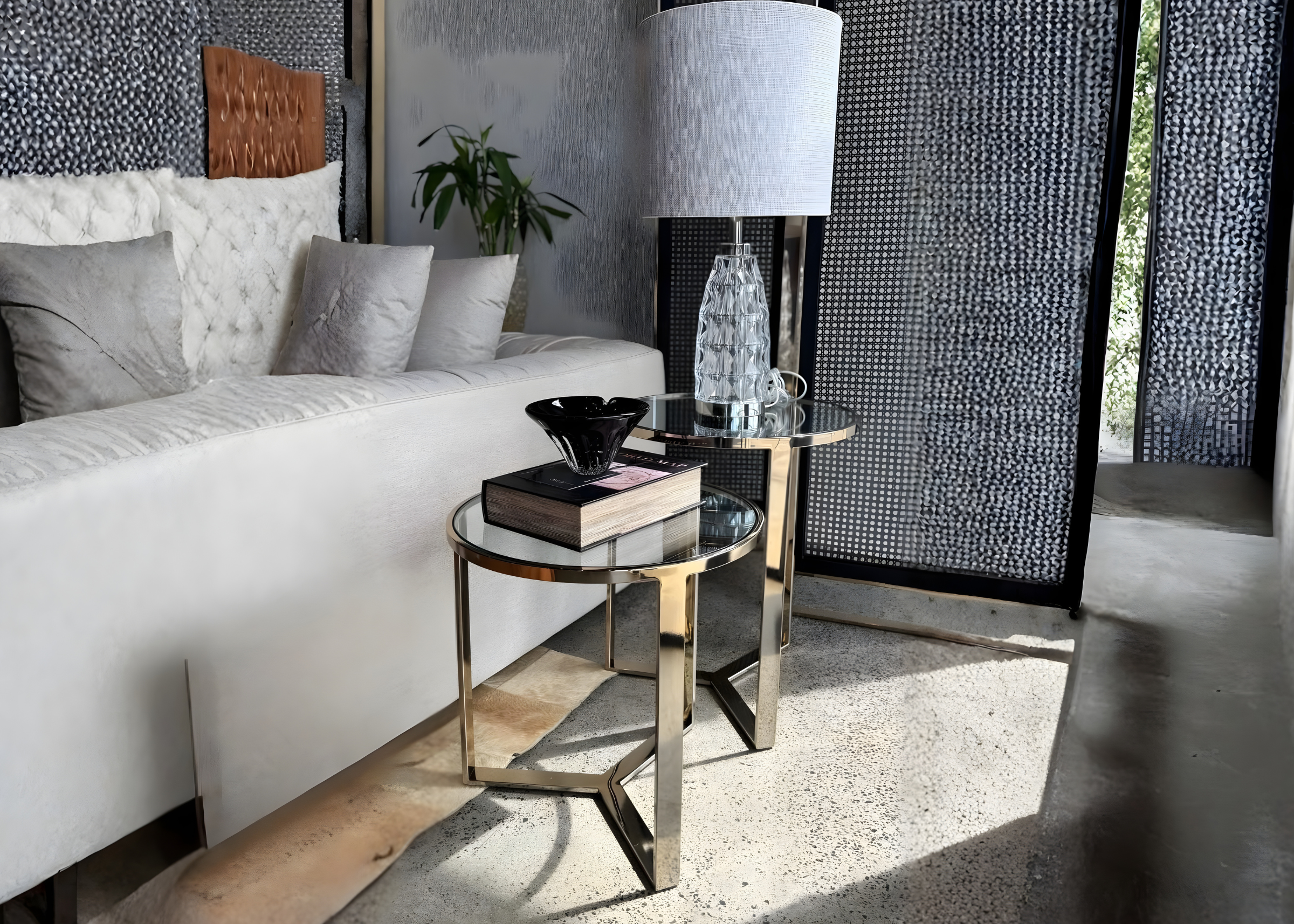 Mesa lateral Channel em ambiente sofisticado com base em aço inox, apresentando design moderno e elegante, ideal para compor espaços contemporâneos.