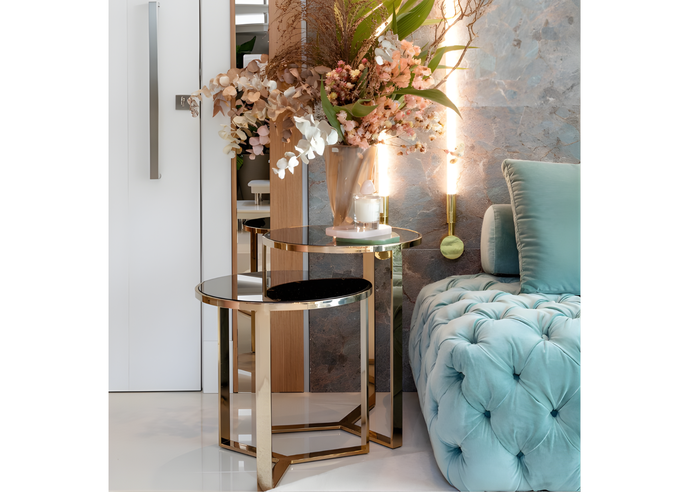 Mesa lateral Channel com design elegante, estrutura em aço golden e acabamento sofisticado, ideal para compor salas luxuosas com requinte.