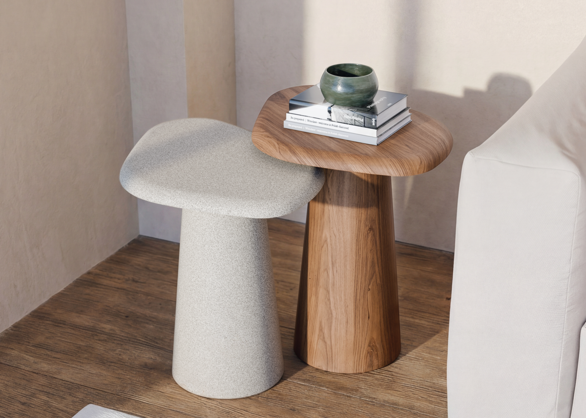 Mesa Lateral Cora com tampo arredondado e base robusta em lâmina de madeira, destacando o design contemporâneo da peça