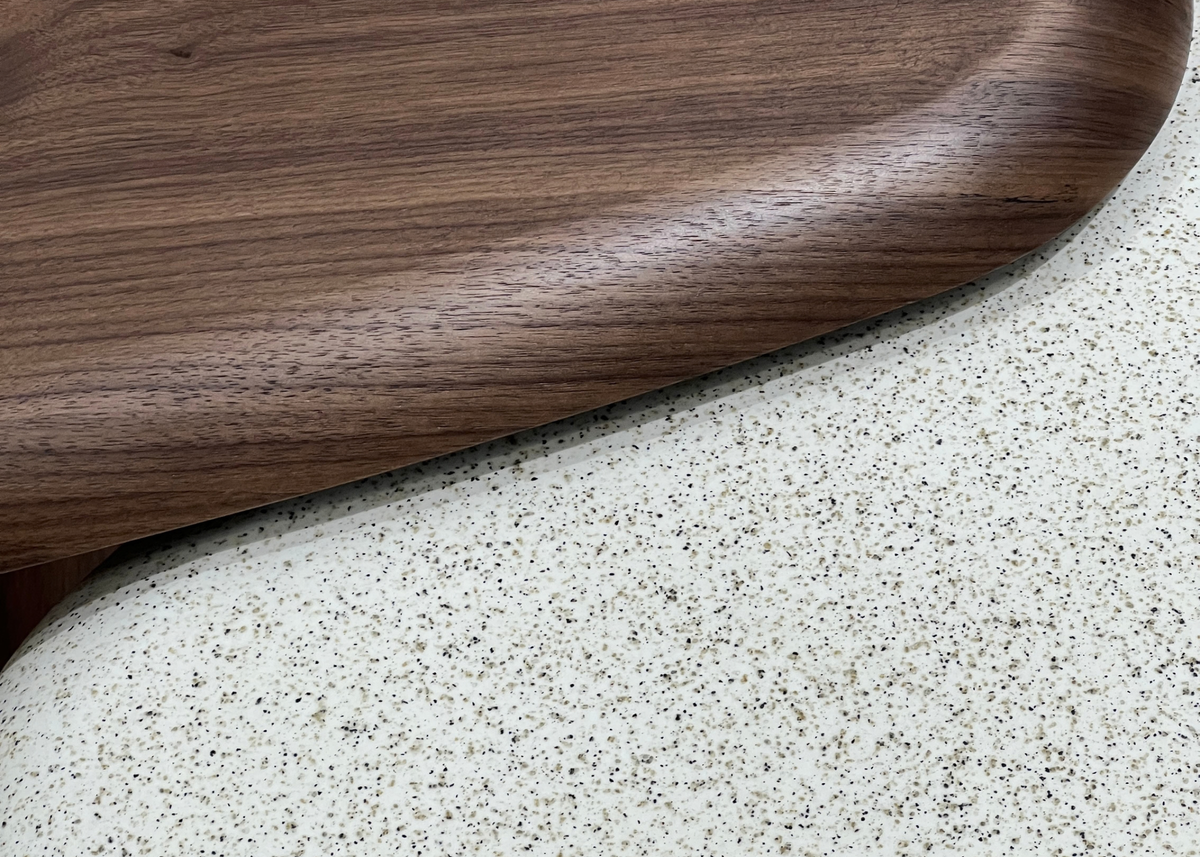 Mesa Lateral Cora em Micro Stone com tampo orgânico e base integrada, ideal para salas de estar modernas e sofisticadas