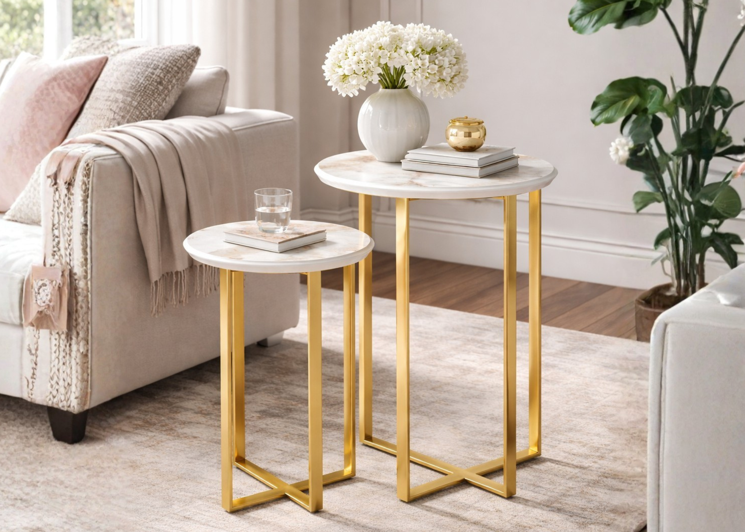 Conjunto de mesas laterais Dreams em sala de estar sofisticada com base em aço inox dourado e tampo marmorizado.