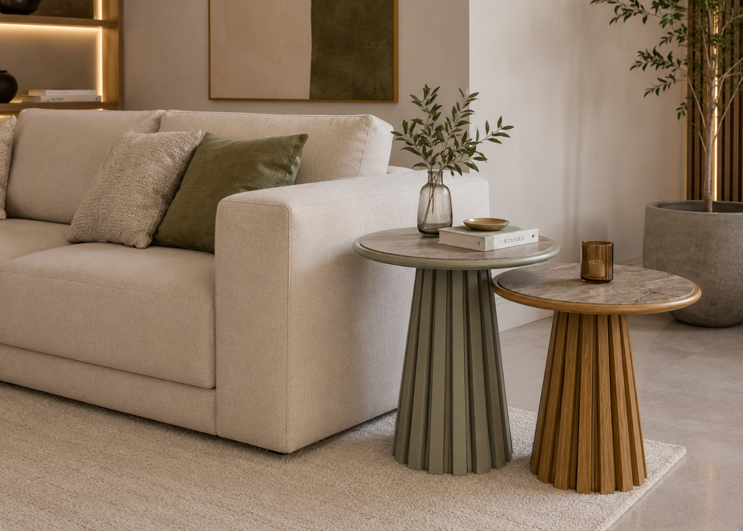 Mesa lateral Elite em sala de estar sofisticada, apresentando design elegante e contemporâneo, ideal para compor ambientes modernos e refinados.