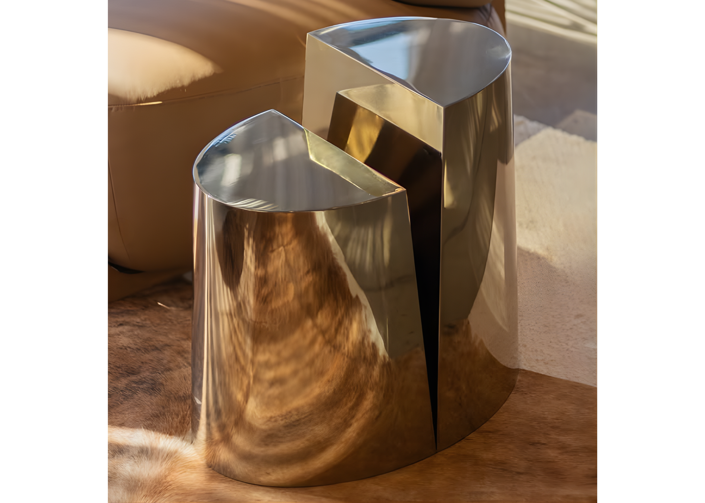 Mesa lateral Forma luxuosa com acabamento dourado, combinando elegância e sofisticação para o ambiente.