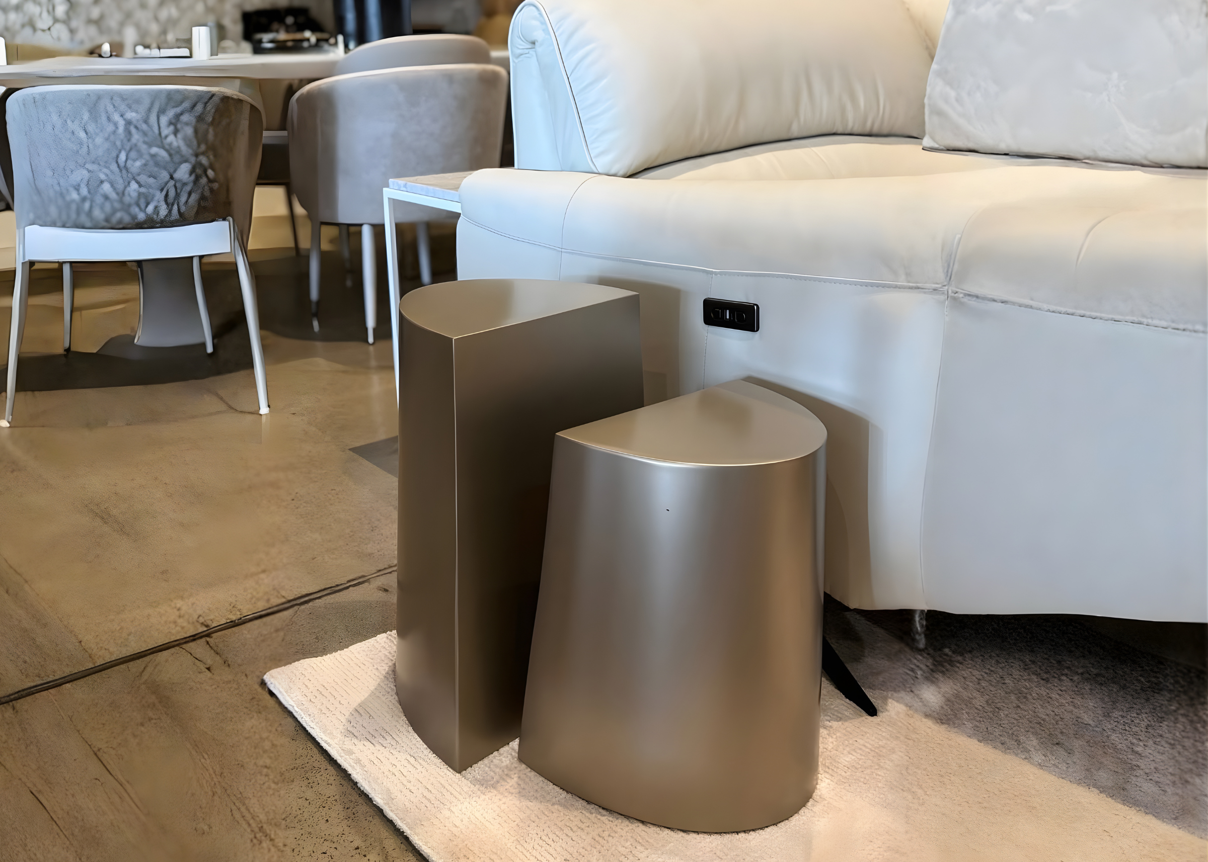 Mesa lateral Forma com design moderno e sofisticado, ideal para compor salas luxuosas com elegância e funcionalidade.