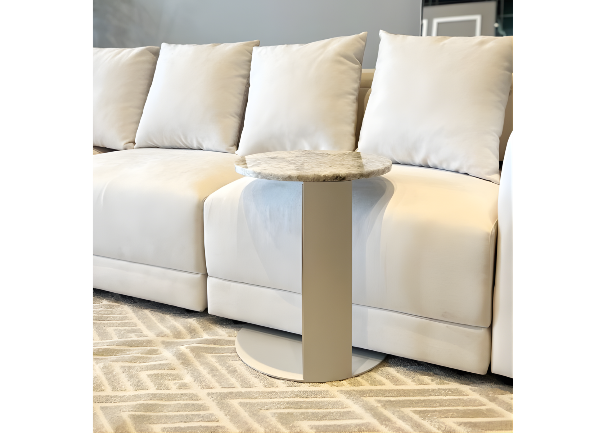 Mesa lateral Havena com tampo em mármore e base em aço inox, acabamento sofisticado, perfeita para sala de estar luxuosa.