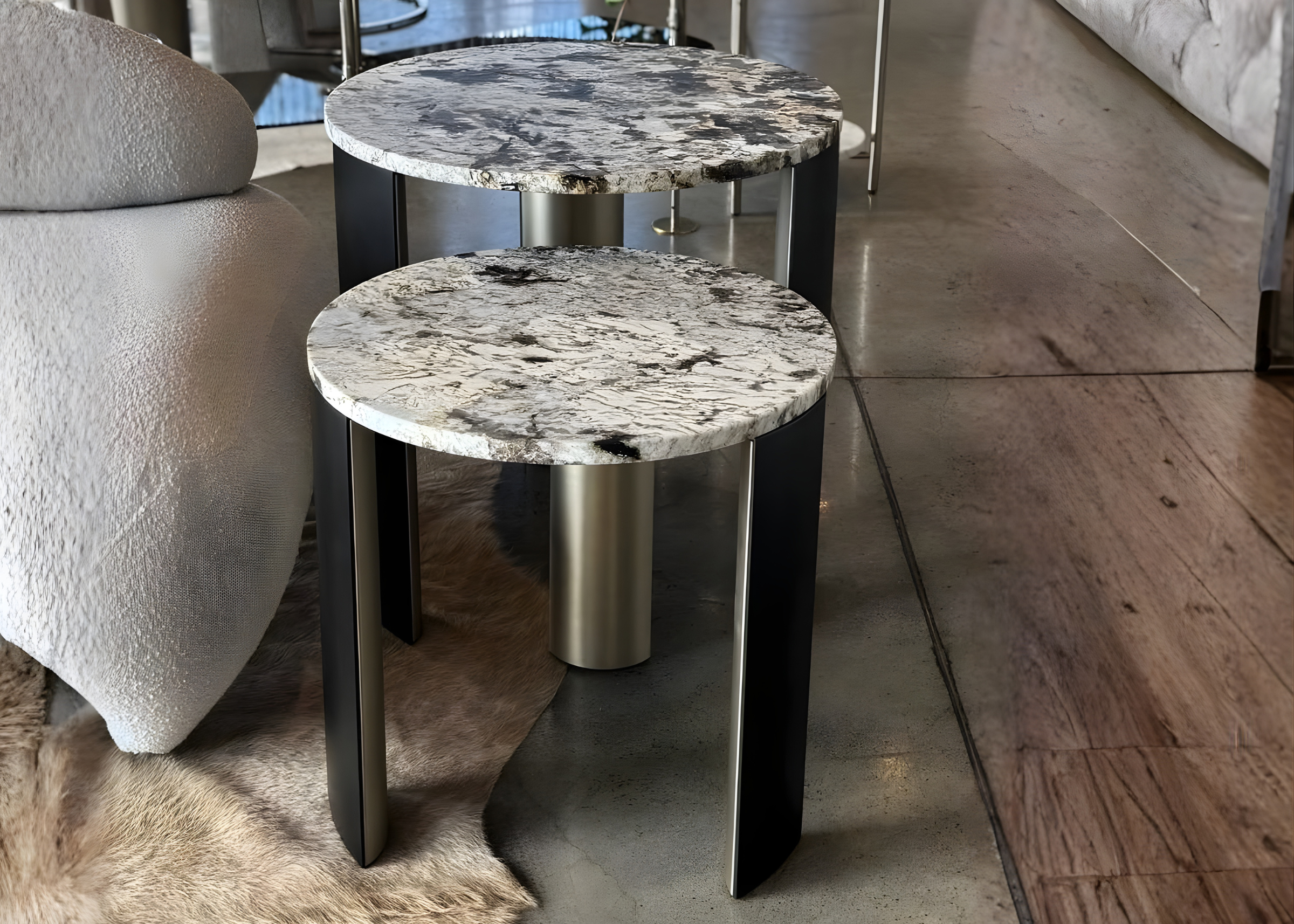Mesa lateral Imperial com tampo em mármore e base em aço inox, apresentando design elegante e sofisticado, ideal para compor ambientes modernos e refinados.