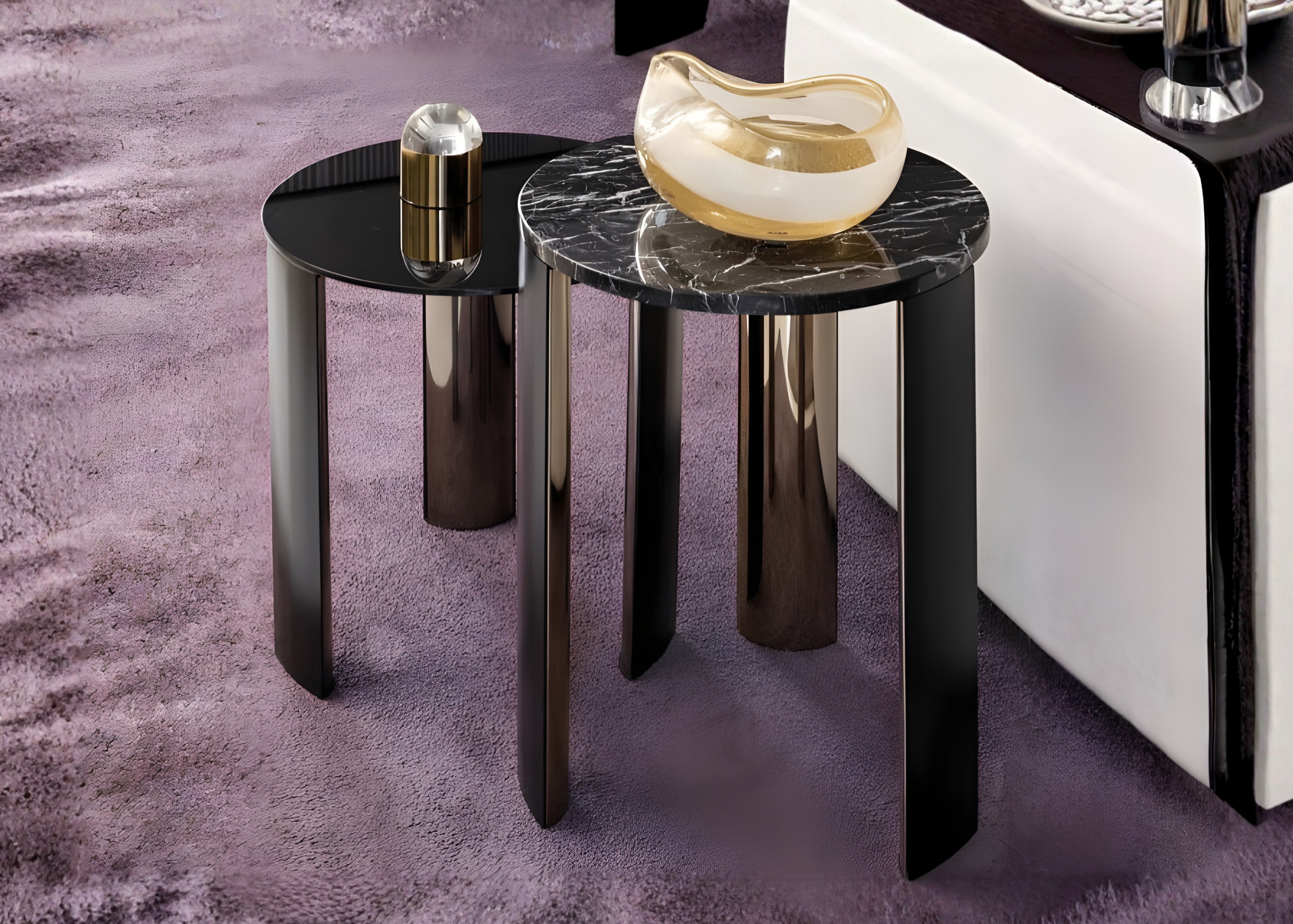 Mesa lateral Imperial com tampo em mármore e base em aço inox com pintura preta, apresentando design moderno e sofisticado, ideal para compor ambientes elegantes.