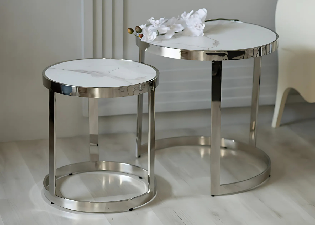 Mesa de jantar com base em inox dourado e tampo laqueado branco, perfeita para salas de jantar luxuosas. Design sofisticado que alia modernidade, elegância e funcionalidade para ambientes exclusivos.

