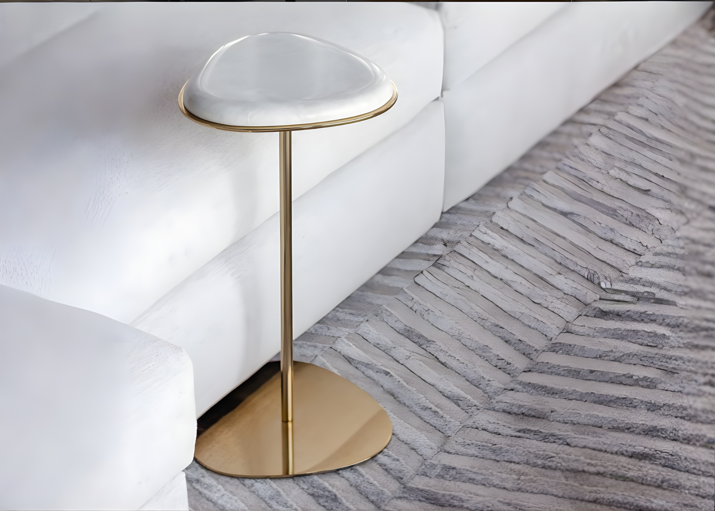 Mesa lateral Lola com base em aço inox golden, apresentando design elegante e sofisticado, ideal para compor ambientes modernos e refinados.
