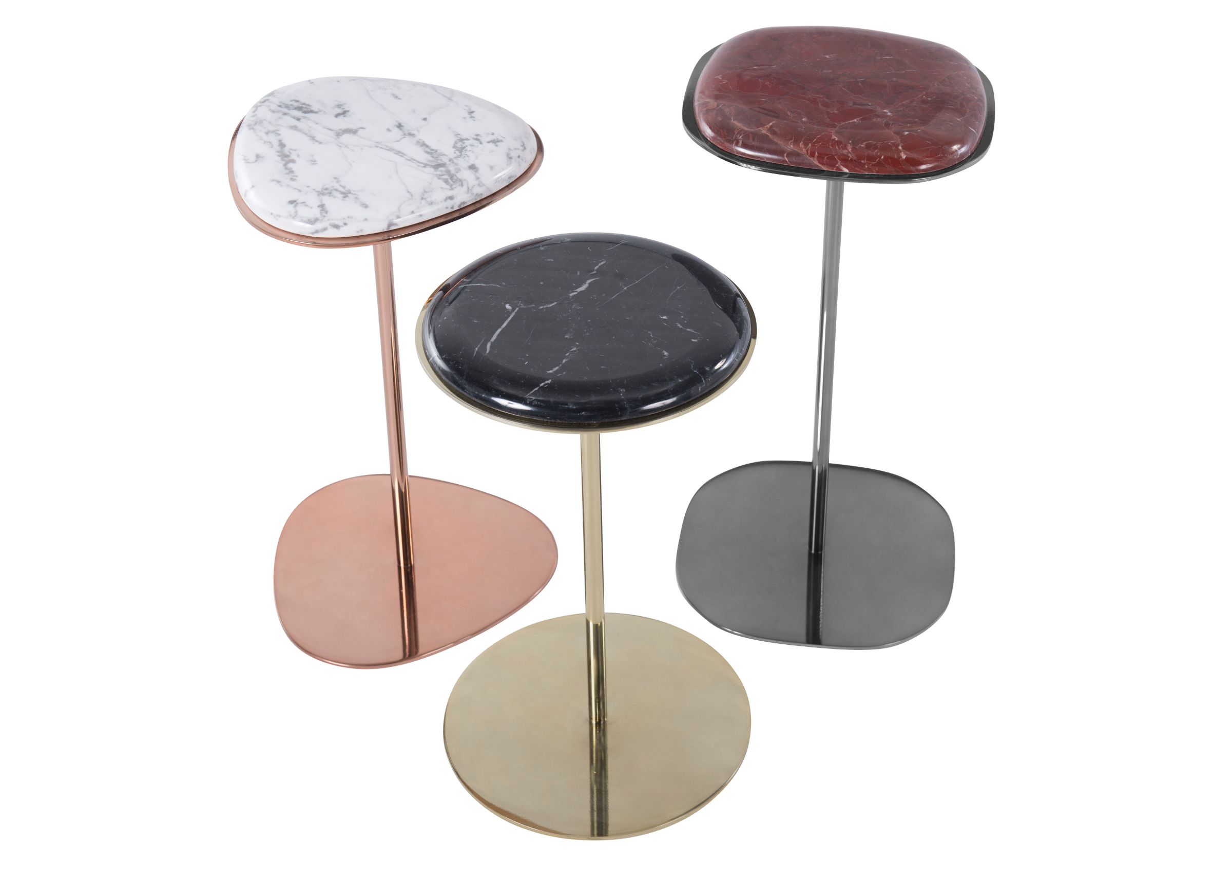 Mesa lateral Lola disponível em opções redonda, quadrada e triangular, apresentando design elegante e versátil, ideal para compor ambientes modernos e sofisticados.