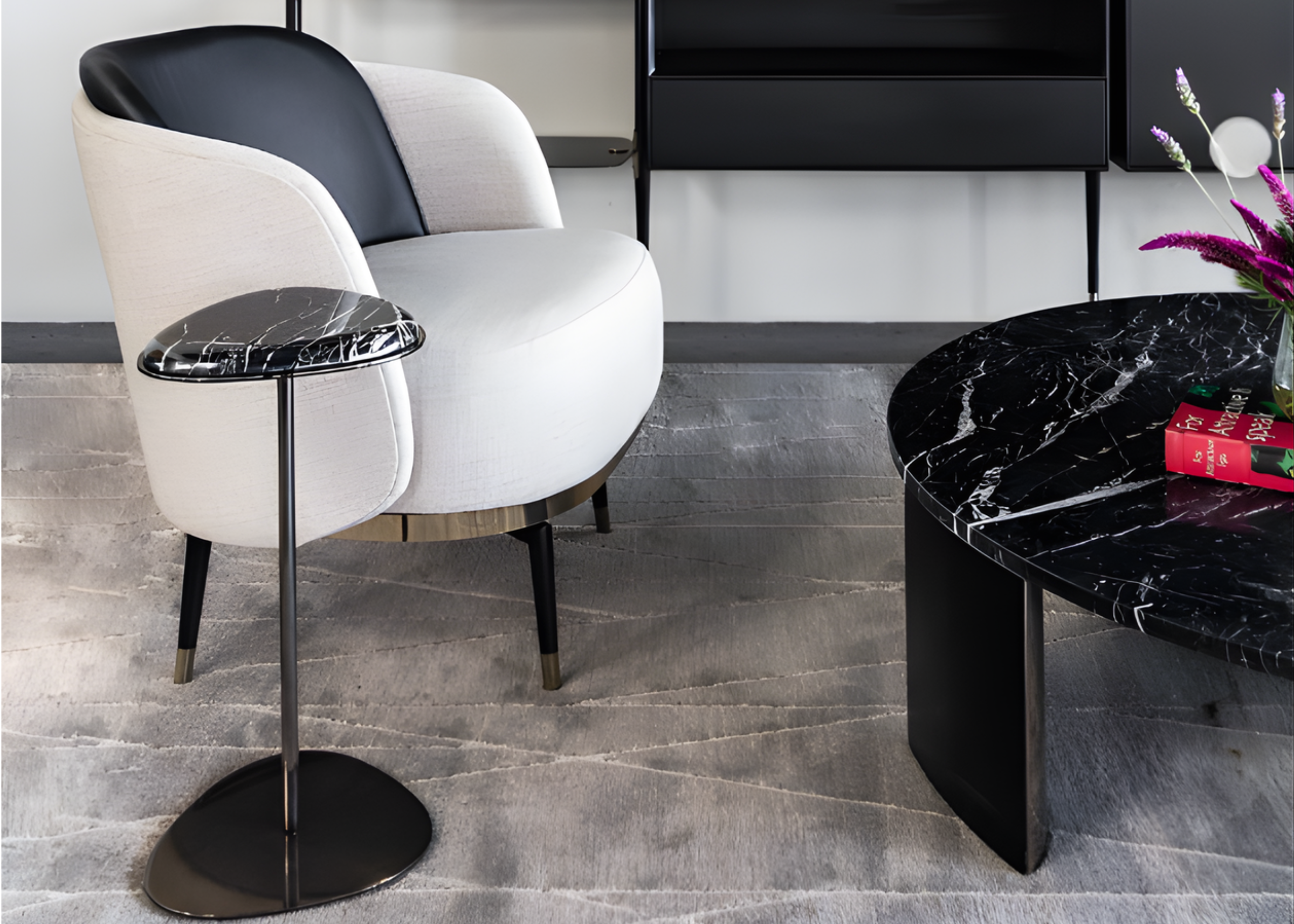 Mesa lateral Lola em sala moderna com acabamento luxuoso, apresentando design elegante e sofisticado, ideal para compor ambientes contemporâneos e refinados.